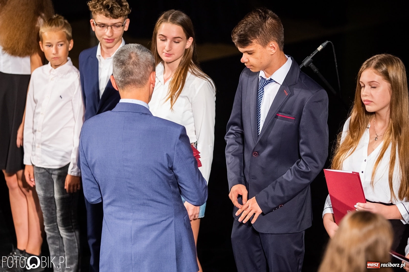 Zdjęcie w galerii na portalu naszraciborz.pl: Prymusi z Raciborza odebrali stypendia. Prezydent całował młode damy w dłoń [FOTO i WIDEO] wiadomości z regionu