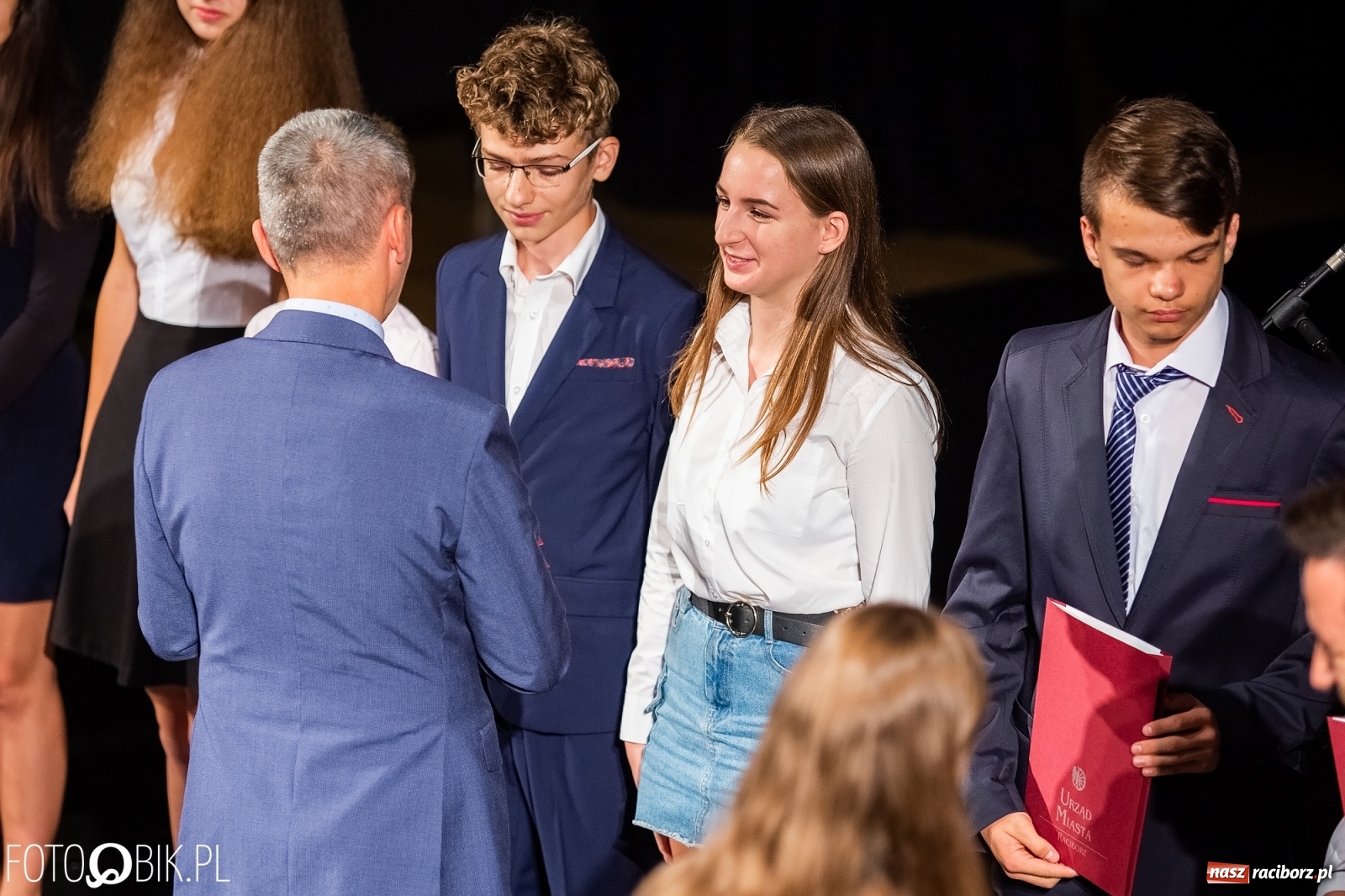 Zdjęcie w galerii na portalu naszraciborz.pl: Prymusi z Raciborza odebrali stypendia. Prezydent całował młode damy w dłoń [FOTO i WIDEO] wiadomości z regionu