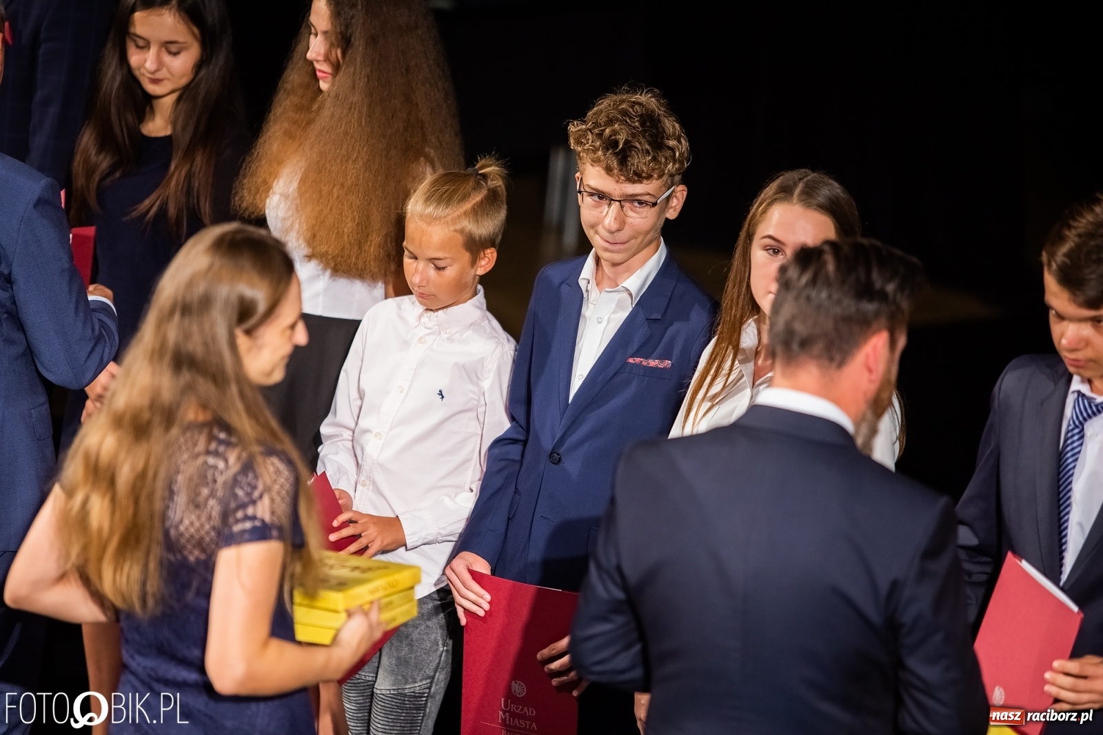 Zdjęcie w galerii na portalu naszraciborz.pl: Prymusi z Raciborza odebrali stypendia. Prezydent całował młode damy w dłoń [FOTO i WIDEO] wiadomości z regionu