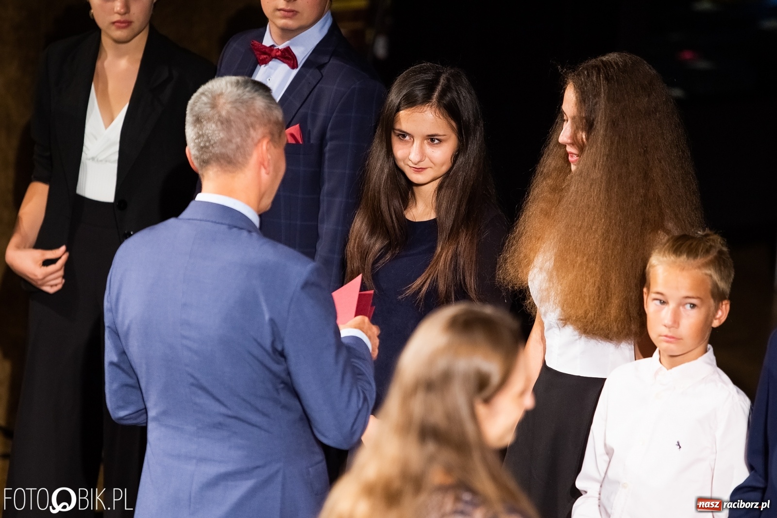 Zdjęcie w galerii na portalu naszraciborz.pl: Prymusi z Raciborza odebrali stypendia. Prezydent całował młode damy w dłoń [FOTO i WIDEO] wiadomości z regionu