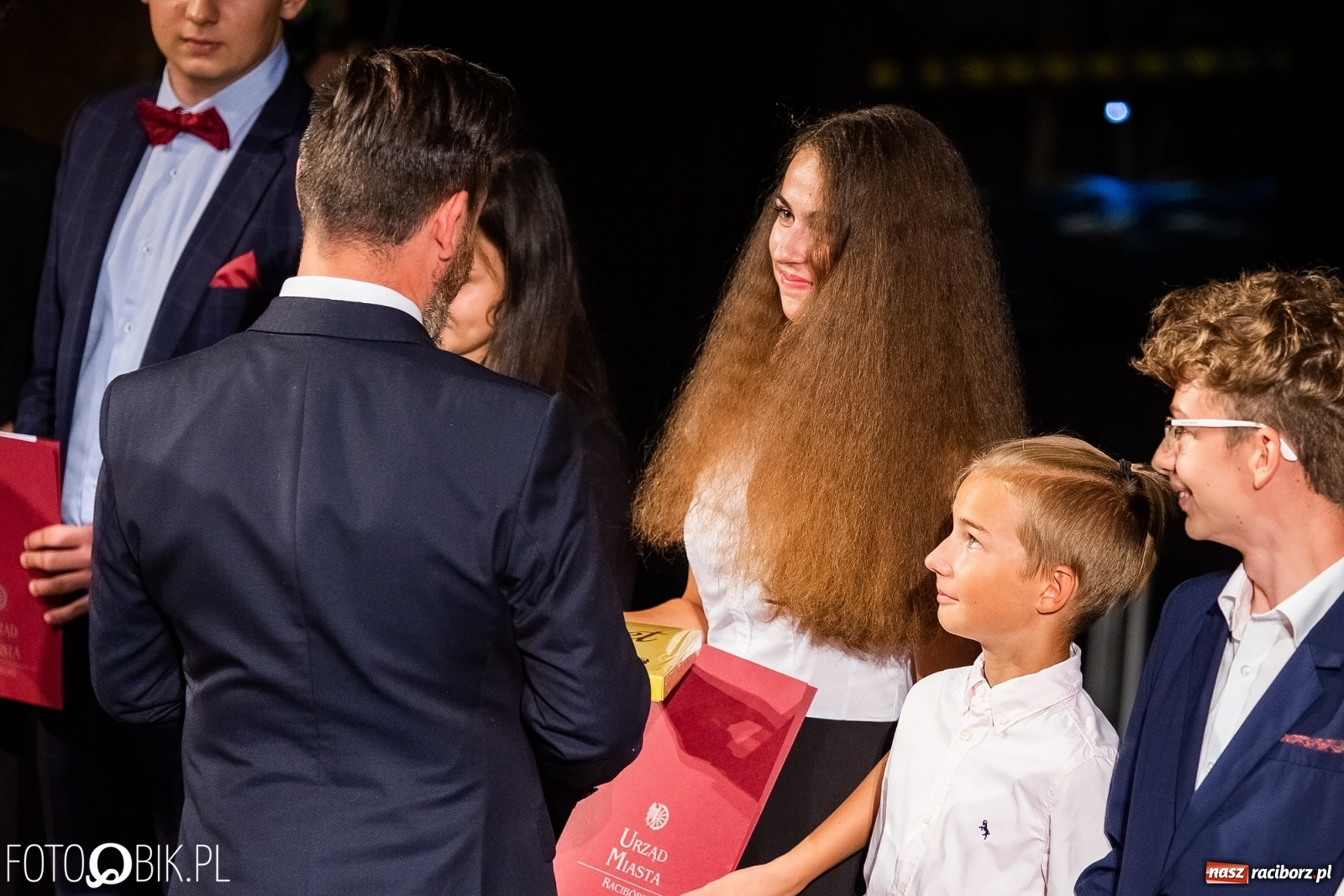 Zdjęcie w galerii na portalu naszraciborz.pl: Prymusi z Raciborza odebrali stypendia. Prezydent całował młode damy w dłoń [FOTO i WIDEO] wiadomości z regionu