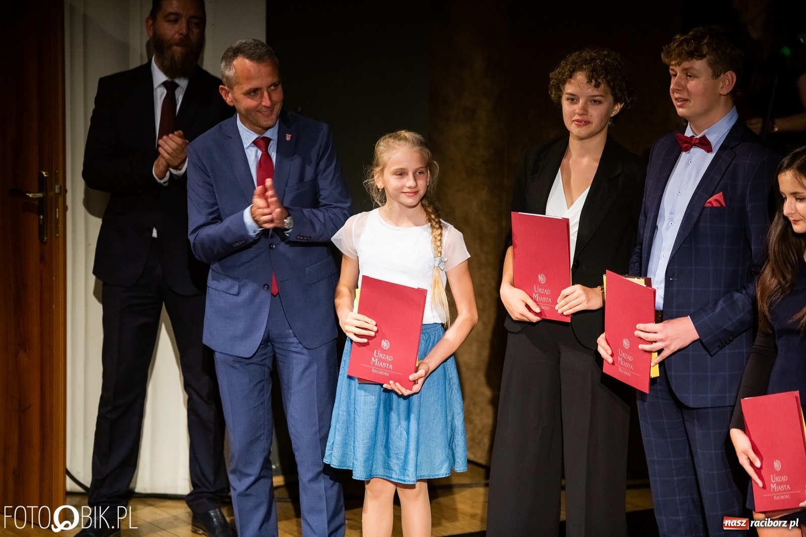 Zdjęcie w galerii na portalu naszraciborz.pl: Prymusi z Raciborza odebrali stypendia. Prezydent całował młode damy w dłoń [FOTO i WIDEO] wiadomości z regionu