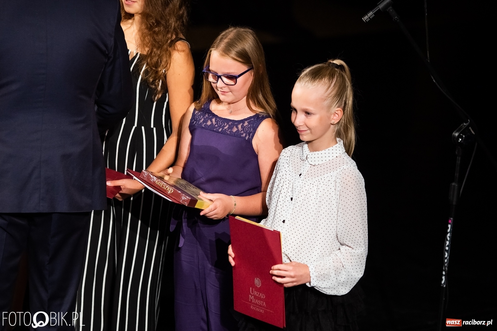 Zdjęcie w galerii na portalu naszraciborz.pl: Prymusi z Raciborza odebrali stypendia. Prezydent całował młode damy w dłoń [FOTO i WIDEO] wiadomości z regionu
