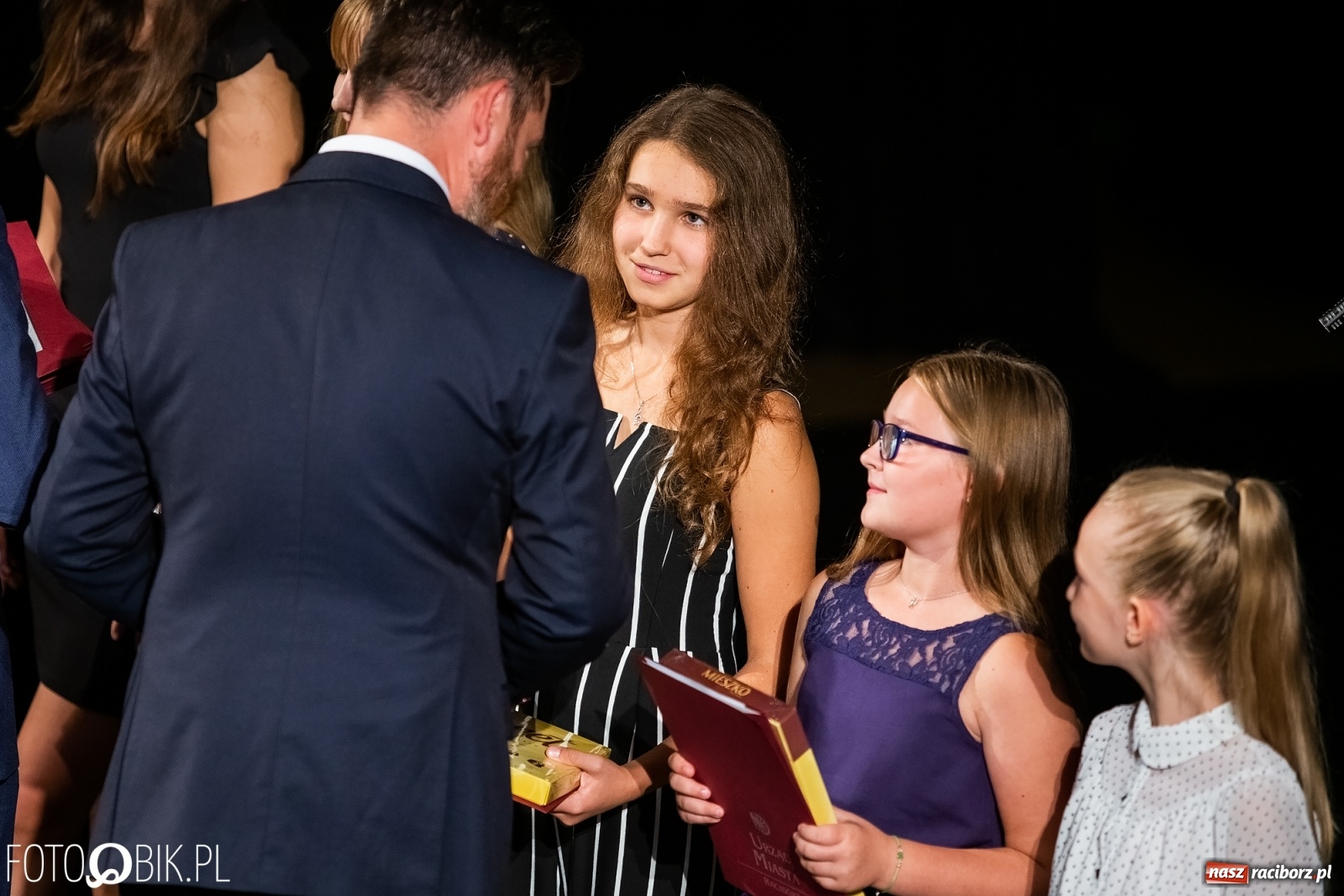 Zdjęcie w galerii na portalu naszraciborz.pl: Prymusi z Raciborza odebrali stypendia. Prezydent całował młode damy w dłoń [FOTO i WIDEO] wiadomości z regionu