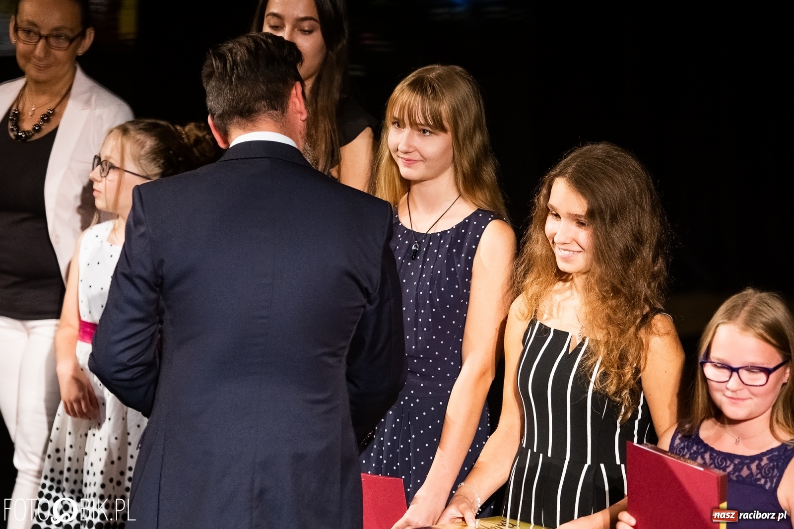 Zdjęcie w galerii na portalu naszraciborz.pl: Prymusi z Raciborza odebrali stypendia. Prezydent całował młode damy w dłoń [FOTO i WIDEO] wiadomości z regionu