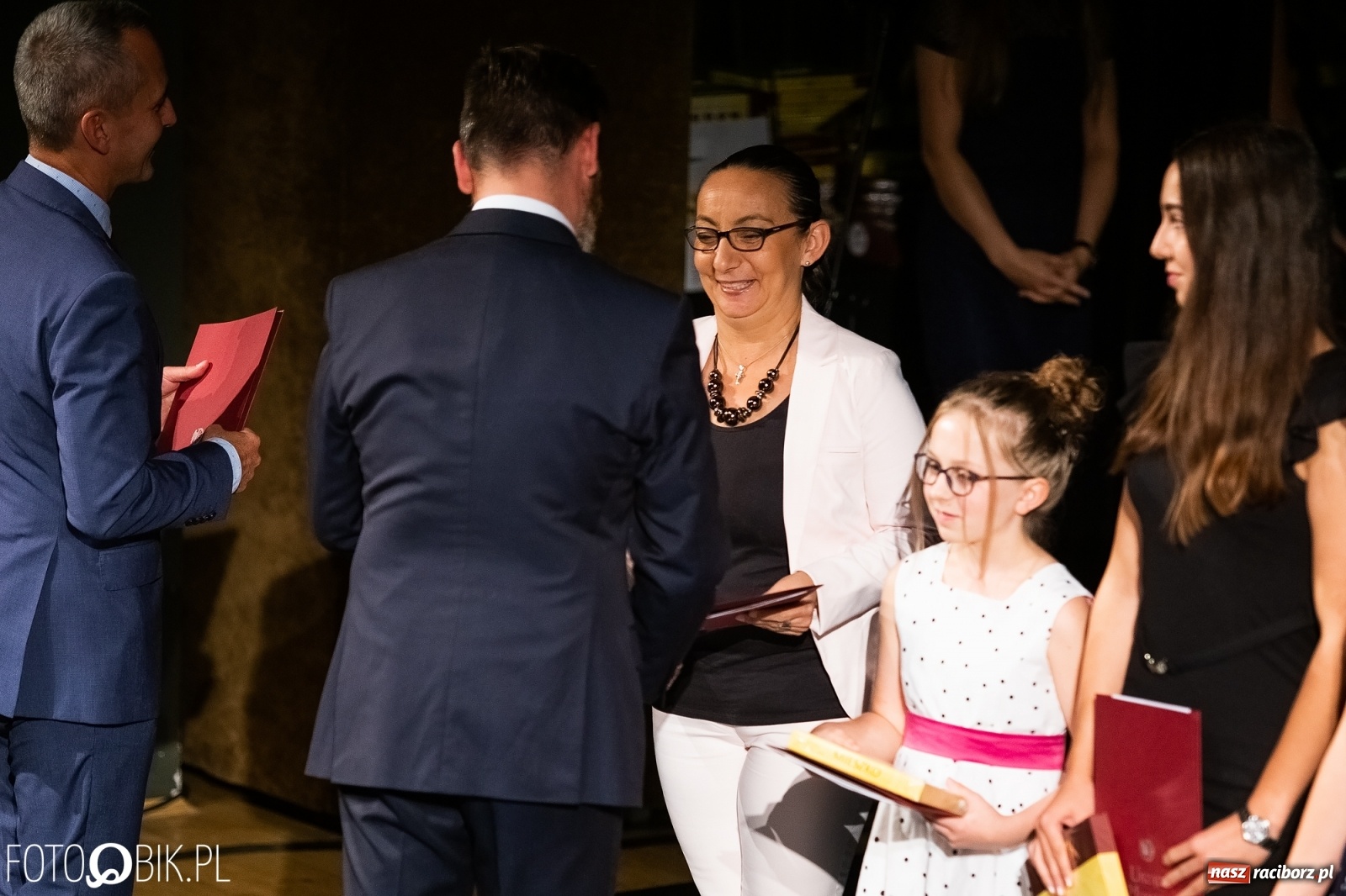 Zdjęcie w galerii na portalu naszraciborz.pl: Prymusi z Raciborza odebrali stypendia. Prezydent całował młode damy w dłoń [FOTO i WIDEO] wiadomości z regionu