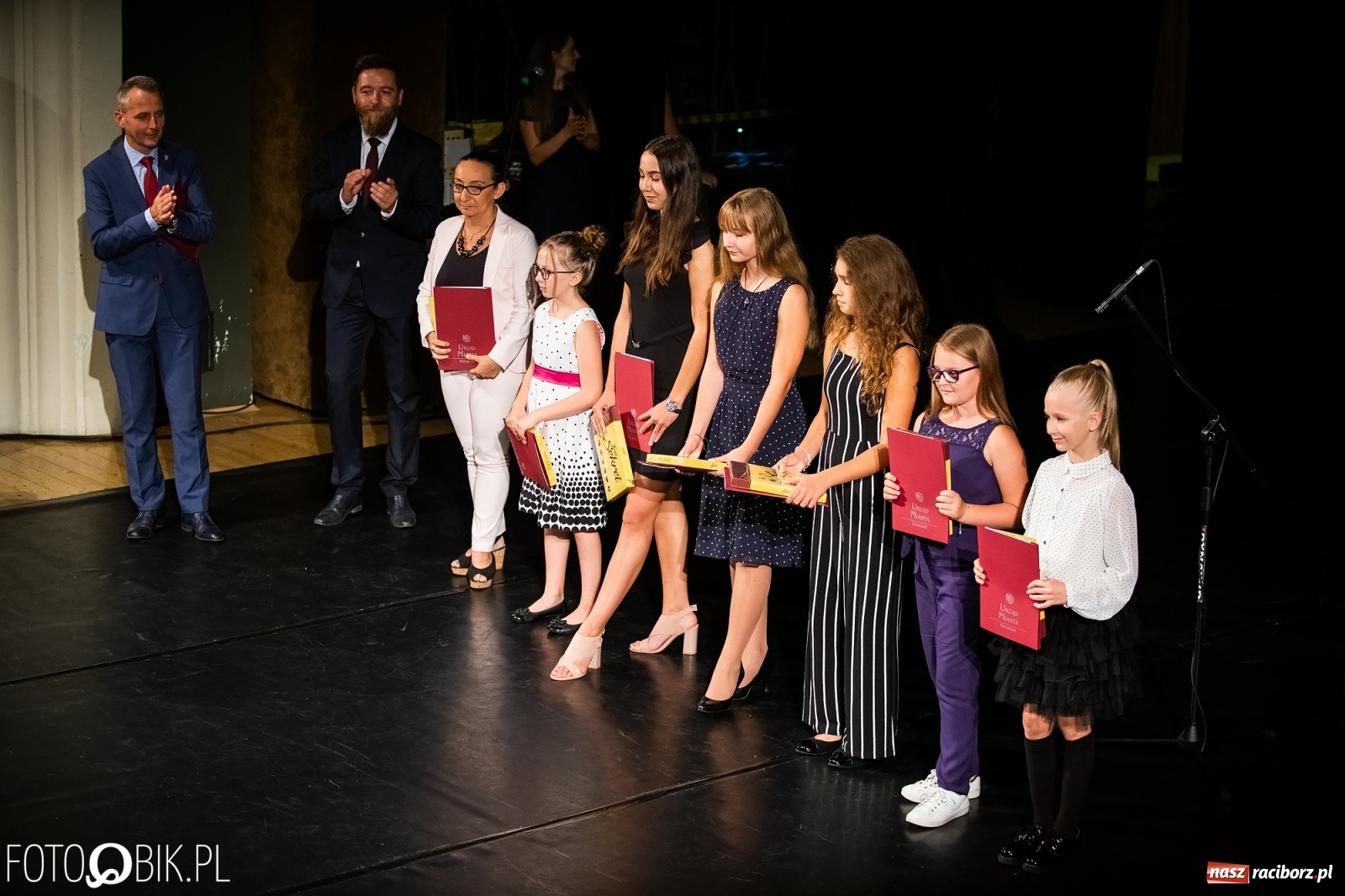 Zdjęcie w galerii na portalu naszraciborz.pl: Prymusi z Raciborza odebrali stypendia. Prezydent całował młode damy w dłoń [FOTO i WIDEO] wiadomości z regionu