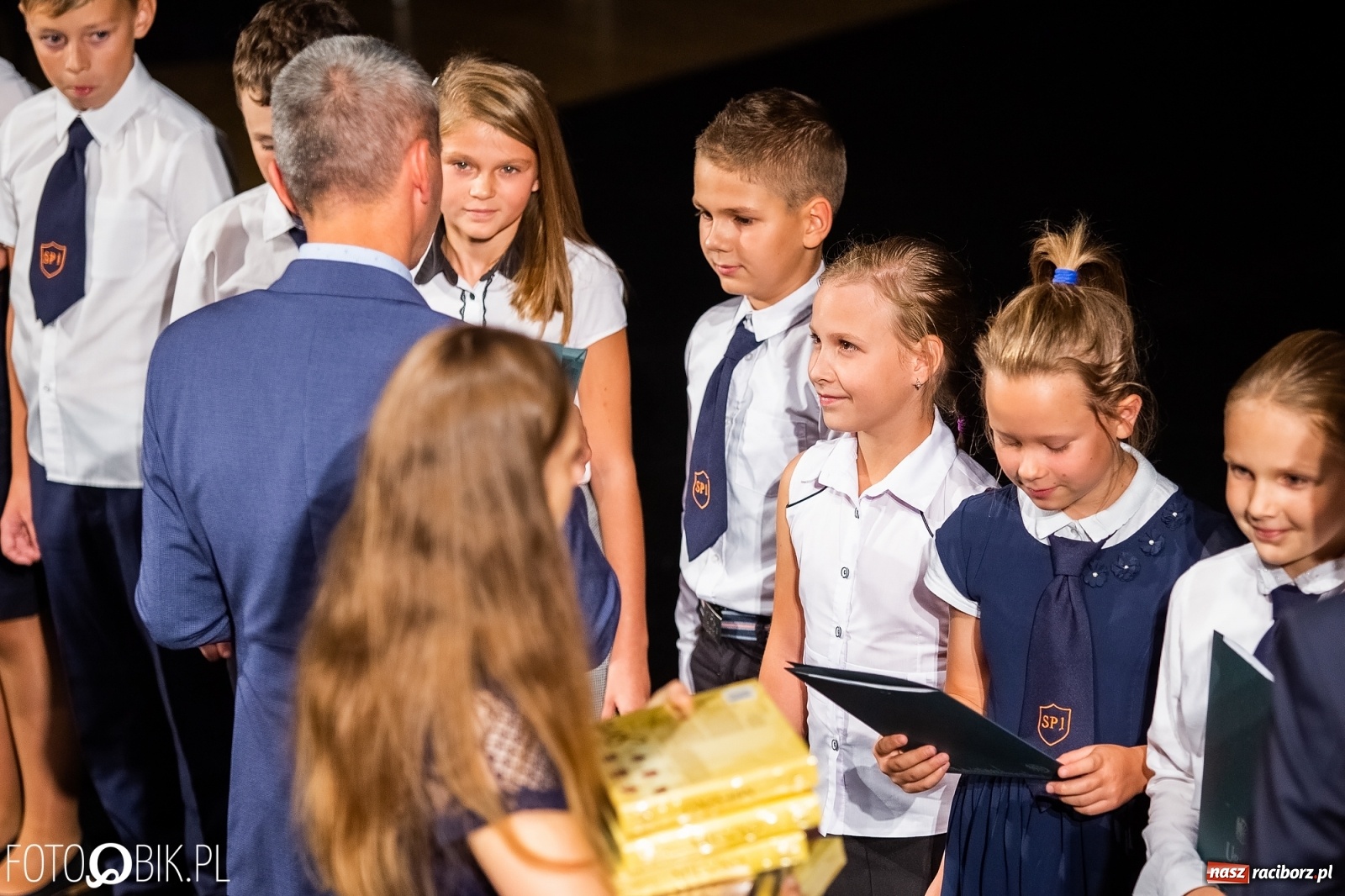 Zdjęcie w galerii na portalu naszraciborz.pl: Prymusi z Raciborza odebrali stypendia. Prezydent całował młode damy w dłoń [FOTO i WIDEO] wiadomości z regionu