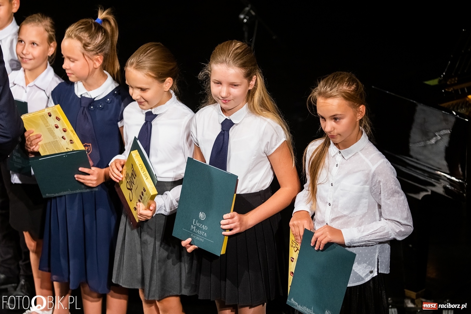 Zdjęcie w galerii na portalu naszraciborz.pl: Prymusi z Raciborza odebrali stypendia. Prezydent całował młode damy w dłoń [FOTO i WIDEO] wiadomości z regionu