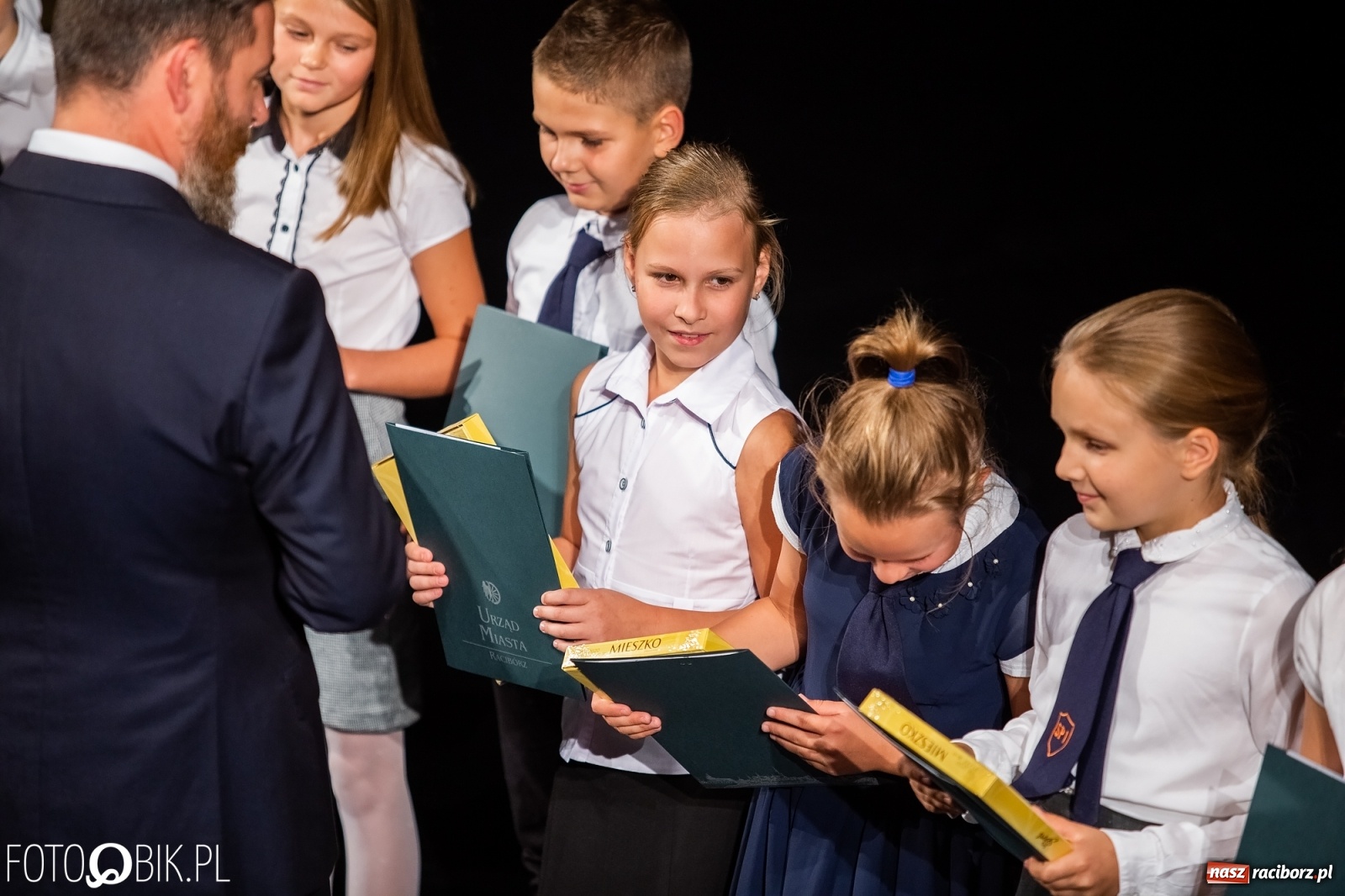 Zdjęcie w galerii na portalu naszraciborz.pl: Prymusi z Raciborza odebrali stypendia. Prezydent całował młode damy w dłoń [FOTO i WIDEO] wiadomości z regionu