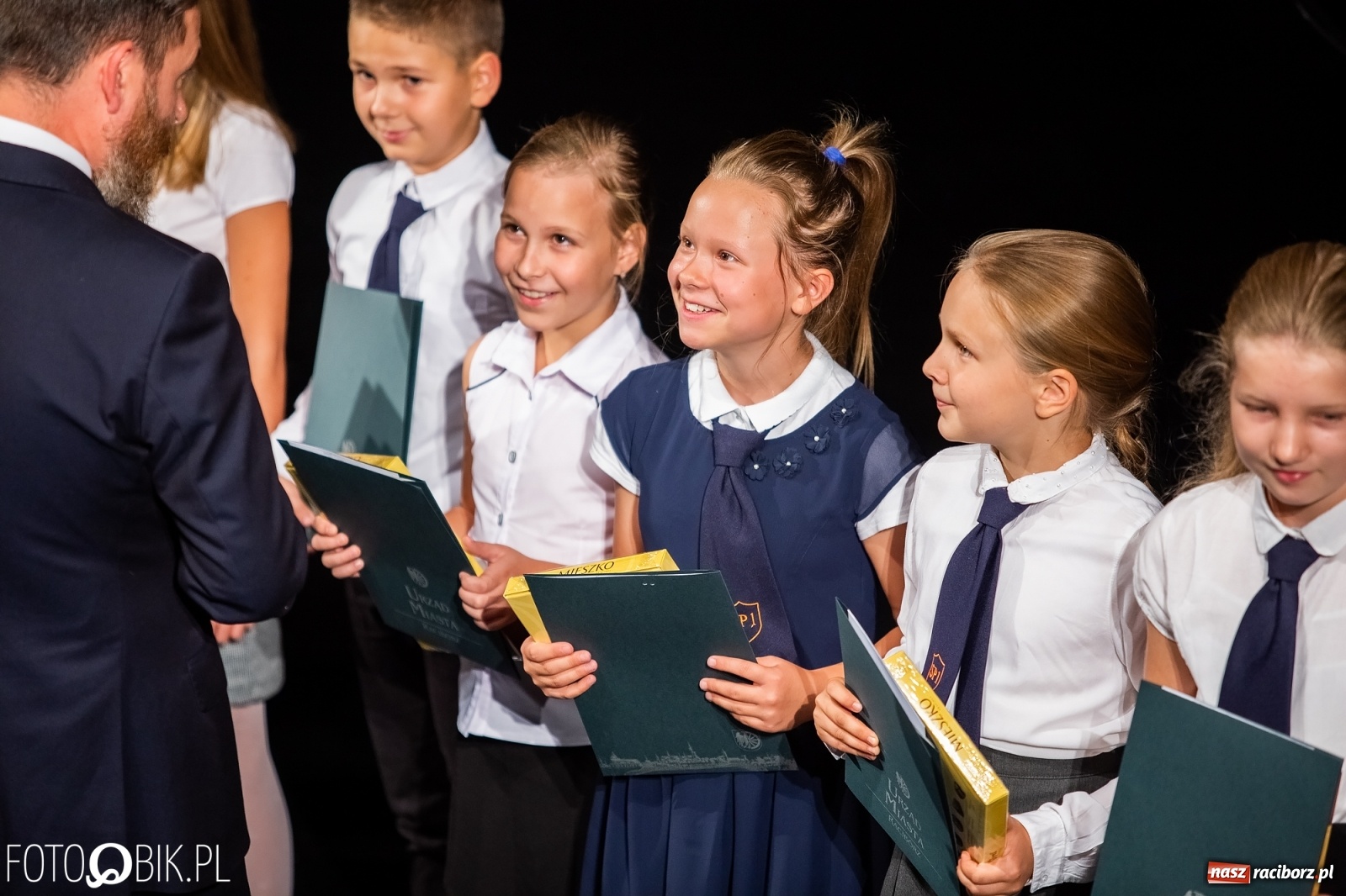 Zdjęcie w galerii na portalu naszraciborz.pl: Prymusi z Raciborza odebrali stypendia. Prezydent całował młode damy w dłoń [FOTO i WIDEO] wiadomości z regionu