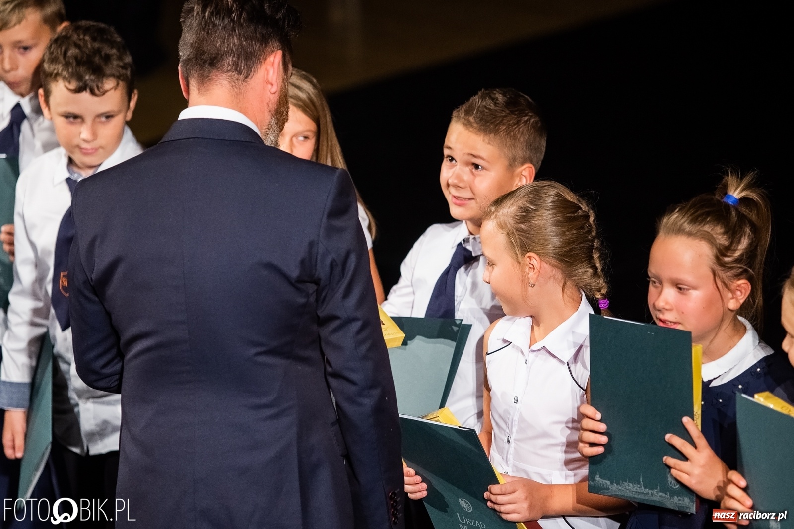 Zdjęcie w galerii na portalu naszraciborz.pl: Prymusi z Raciborza odebrali stypendia. Prezydent całował młode damy w dłoń [FOTO i WIDEO] wiadomości z regionu