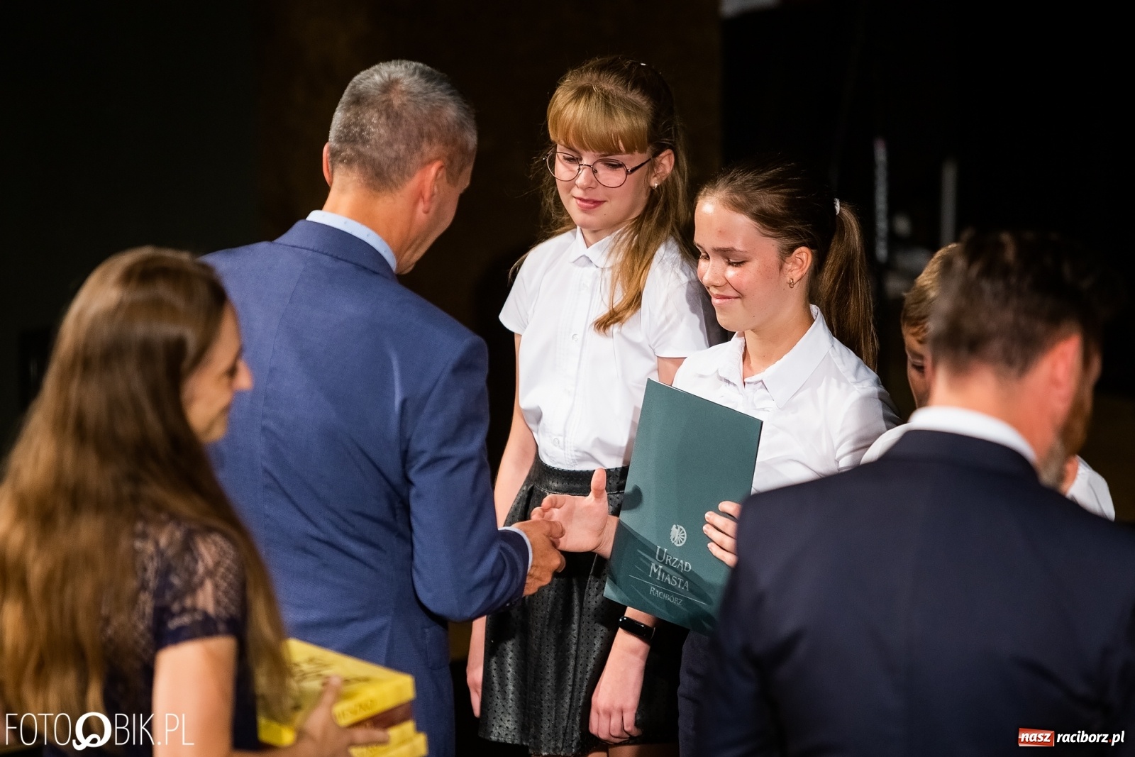 Zdjęcie w galerii na portalu naszraciborz.pl: Prymusi z Raciborza odebrali stypendia. Prezydent całował młode damy w dłoń [FOTO i WIDEO] wiadomości z regionu