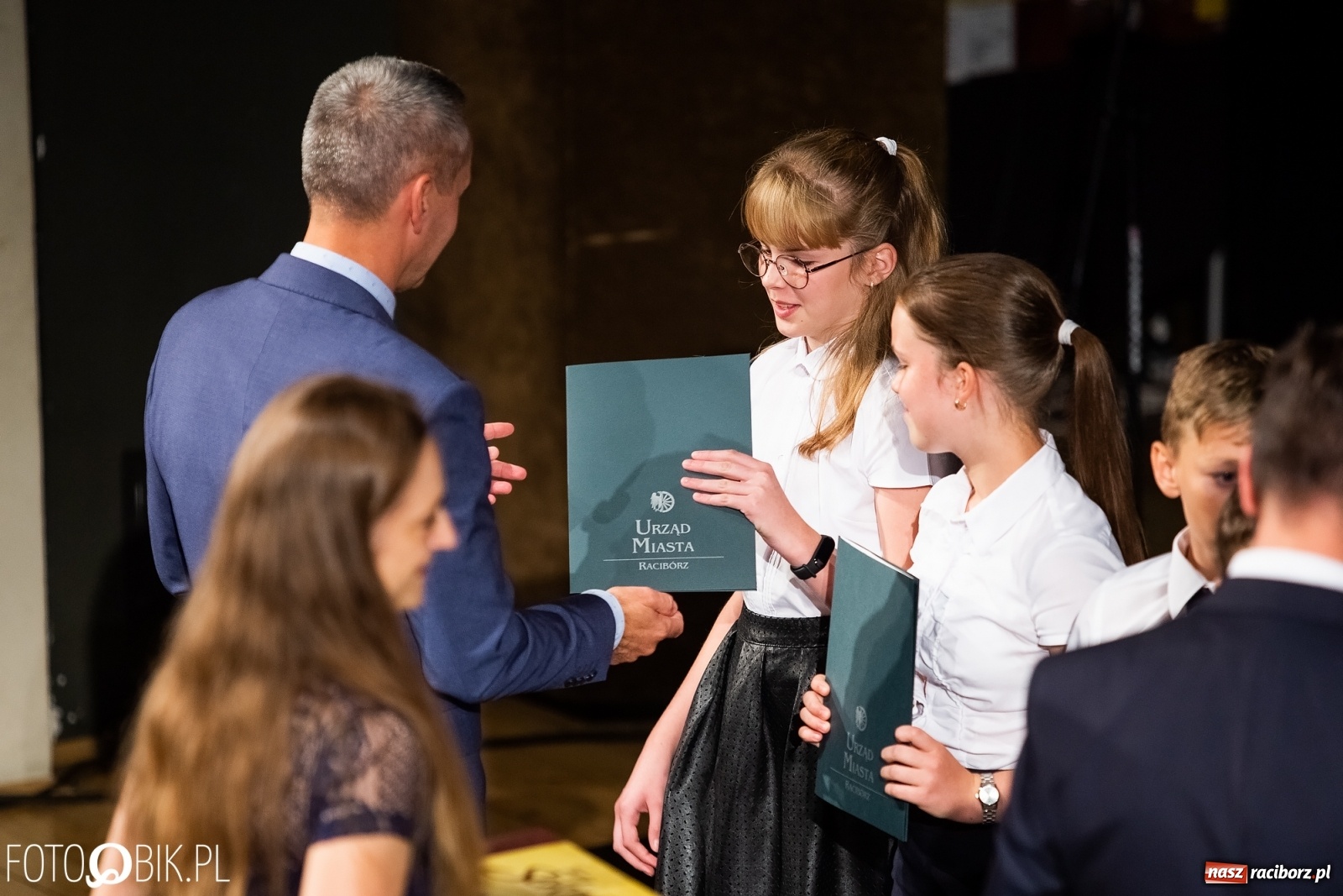 Zdjęcie w galerii na portalu naszraciborz.pl: Prymusi z Raciborza odebrali stypendia. Prezydent całował młode damy w dłoń [FOTO i WIDEO] wiadomości z regionu