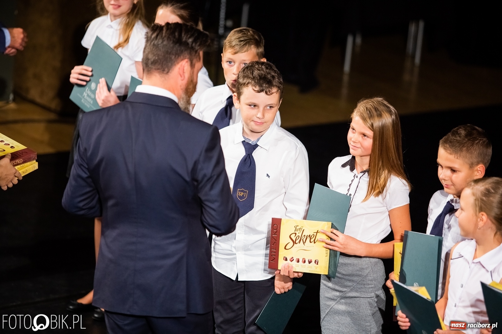 Zdjęcie w galerii na portalu naszraciborz.pl: Prymusi z Raciborza odebrali stypendia. Prezydent całował młode damy w dłoń [FOTO i WIDEO] wiadomości z regionu