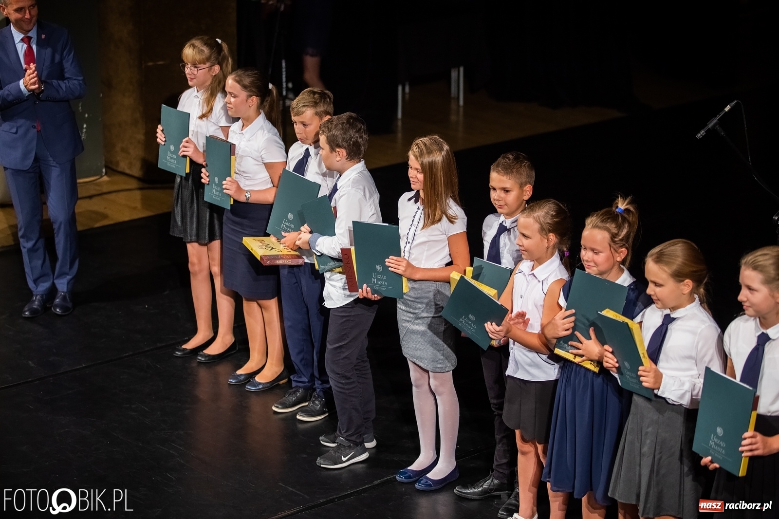 Zdjęcie w galerii na portalu naszraciborz.pl: Prymusi z Raciborza odebrali stypendia. Prezydent całował młode damy w dłoń [FOTO i WIDEO] wiadomości z regionu