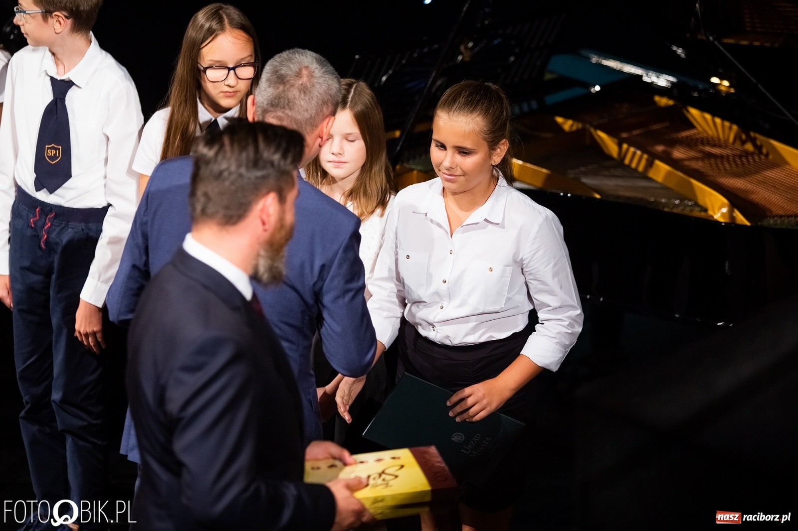 Zdjęcie w galerii na portalu naszraciborz.pl: Prymusi z Raciborza odebrali stypendia. Prezydent całował młode damy w dłoń [FOTO i WIDEO] wiadomości z regionu