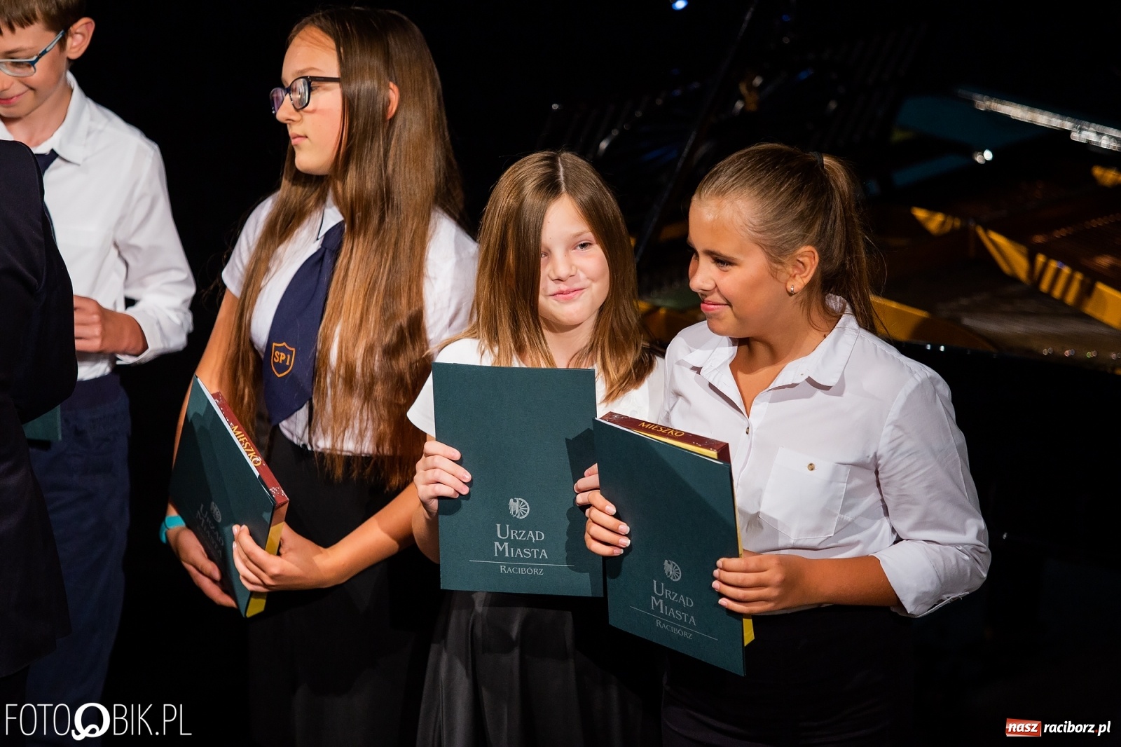 Zdjęcie w galerii na portalu naszraciborz.pl: Prymusi z Raciborza odebrali stypendia. Prezydent całował młode damy w dłoń [FOTO i WIDEO] wiadomości z regionu