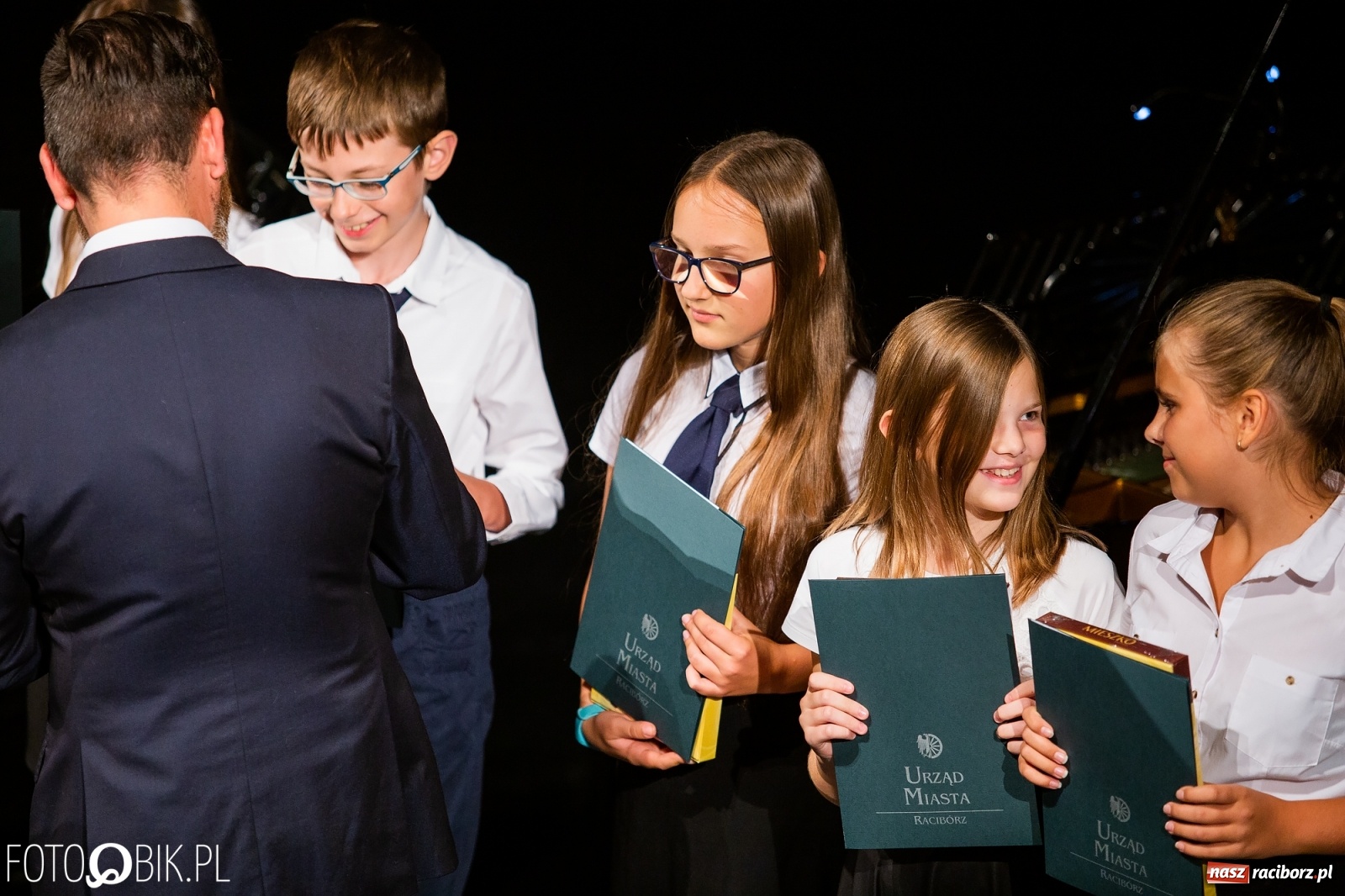 Zdjęcie w galerii na portalu naszraciborz.pl: Prymusi z Raciborza odebrali stypendia. Prezydent całował młode damy w dłoń [FOTO i WIDEO] wiadomości z regionu