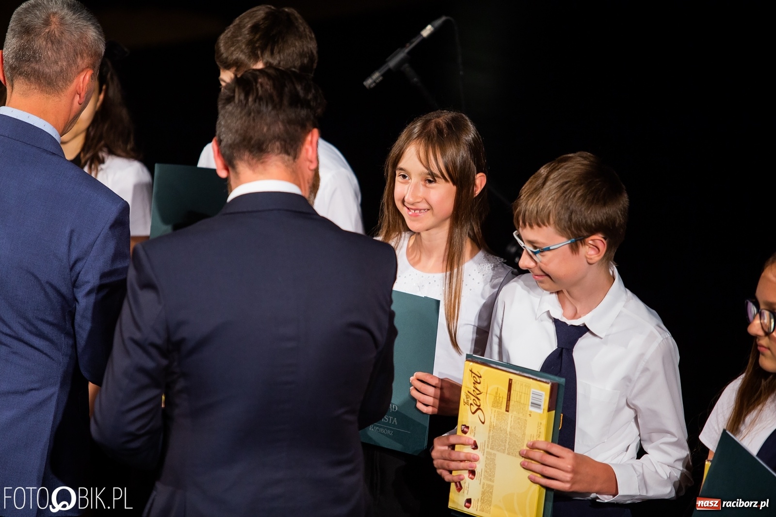 Zdjęcie w galerii na portalu naszraciborz.pl: Prymusi z Raciborza odebrali stypendia. Prezydent całował młode damy w dłoń [FOTO i WIDEO] wiadomości z regionu