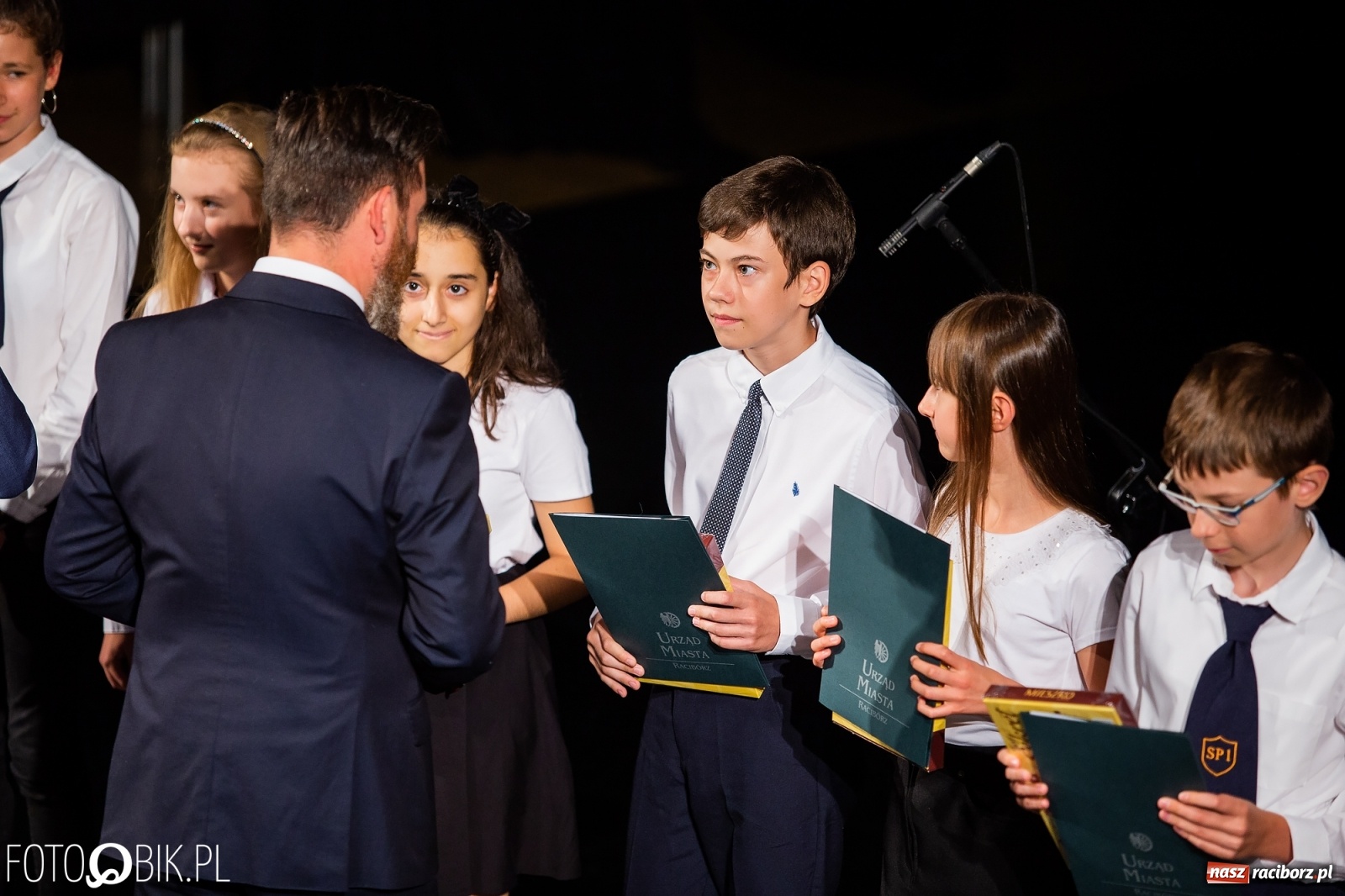 Zdjęcie w galerii na portalu naszraciborz.pl: Prymusi z Raciborza odebrali stypendia. Prezydent całował młode damy w dłoń [FOTO i WIDEO] wiadomości z regionu