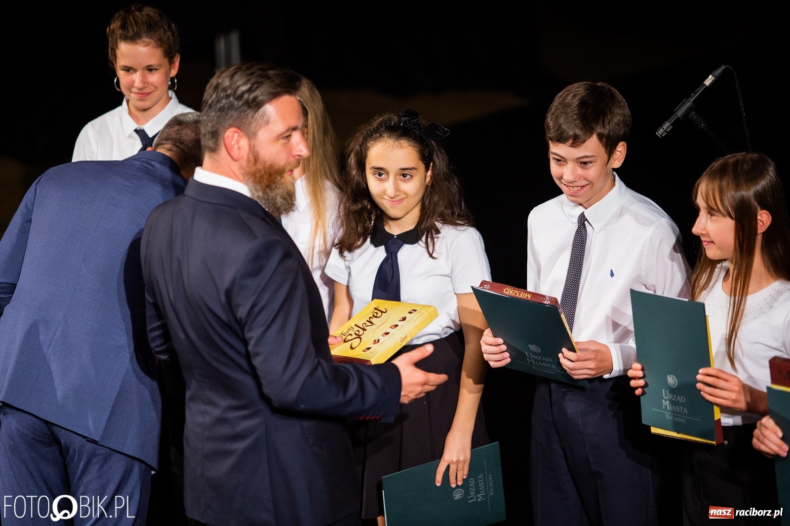 Zdjęcie w galerii na portalu naszraciborz.pl: Prymusi z Raciborza odebrali stypendia. Prezydent całował młode damy w dłoń [FOTO i WIDEO] wiadomości z regionu