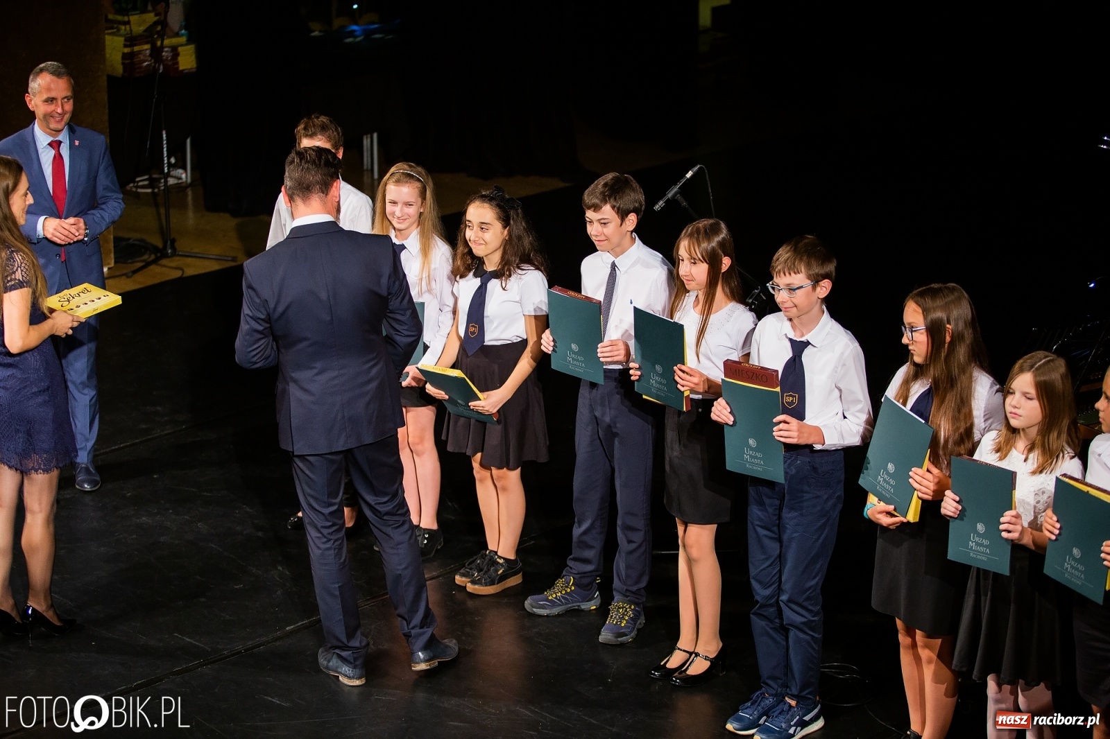 Zdjęcie w galerii na portalu naszraciborz.pl: Prymusi z Raciborza odebrali stypendia. Prezydent całował młode damy w dłoń [FOTO i WIDEO] wiadomości z regionu