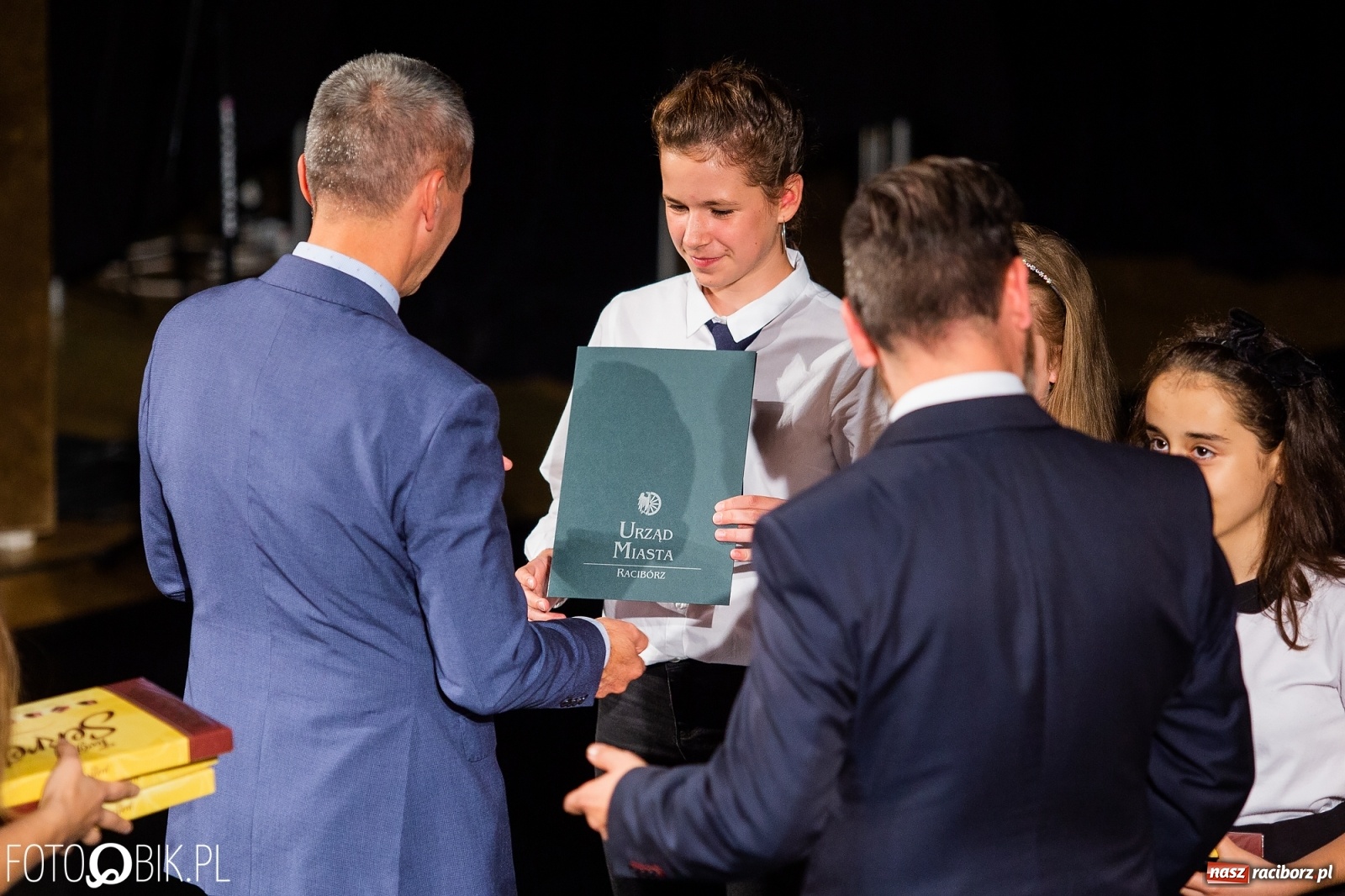 Zdjęcie w galerii na portalu naszraciborz.pl: Prymusi z Raciborza odebrali stypendia. Prezydent całował młode damy w dłoń [FOTO i WIDEO] wiadomości z regionu