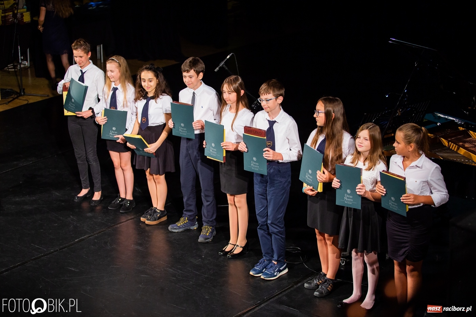 Zdjęcie w galerii na portalu naszraciborz.pl: Prymusi z Raciborza odebrali stypendia. Prezydent całował młode damy w dłoń [FOTO i WIDEO] wiadomości z regionu