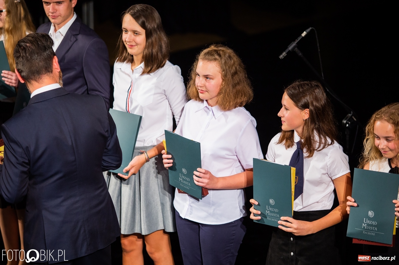Zdjęcie w galerii na portalu naszraciborz.pl: Prymusi z Raciborza odebrali stypendia. Prezydent całował młode damy w dłoń [FOTO i WIDEO] wiadomości z regionu