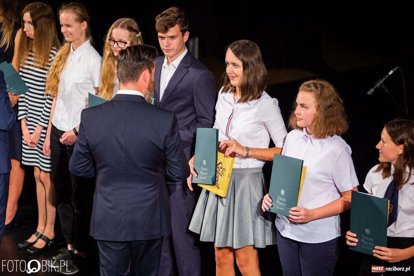 Zdjęcie w galerii na portalu naszraciborz.pl: Prymusi z Raciborza odebrali stypendia. Prezydent całował młode damy w dłoń [FOTO i WIDEO] wiadomości z regionu