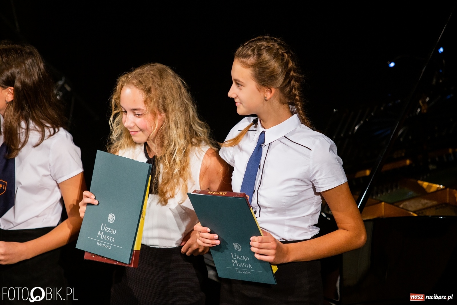 Zdjęcie w galerii na portalu naszraciborz.pl: Prymusi z Raciborza odebrali stypendia. Prezydent całował młode damy w dłoń [FOTO i WIDEO] wiadomości z regionu
