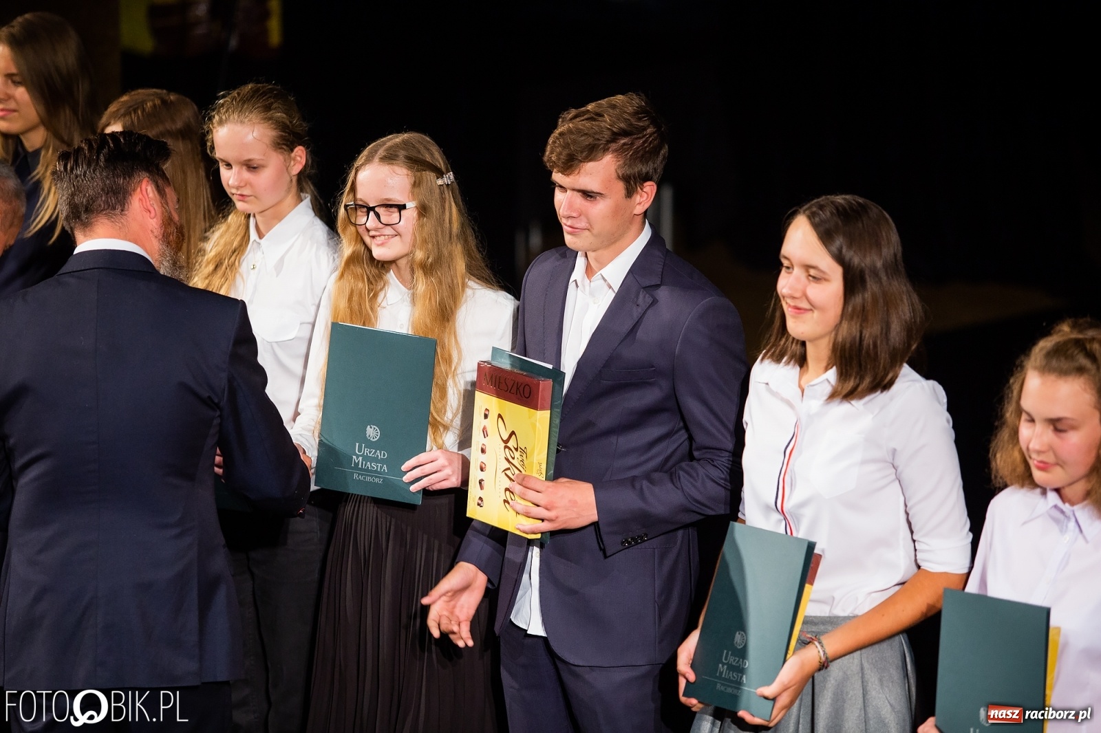 Zdjęcie w galerii na portalu naszraciborz.pl: Prymusi z Raciborza odebrali stypendia. Prezydent całował młode damy w dłoń [FOTO i WIDEO] wiadomości z regionu