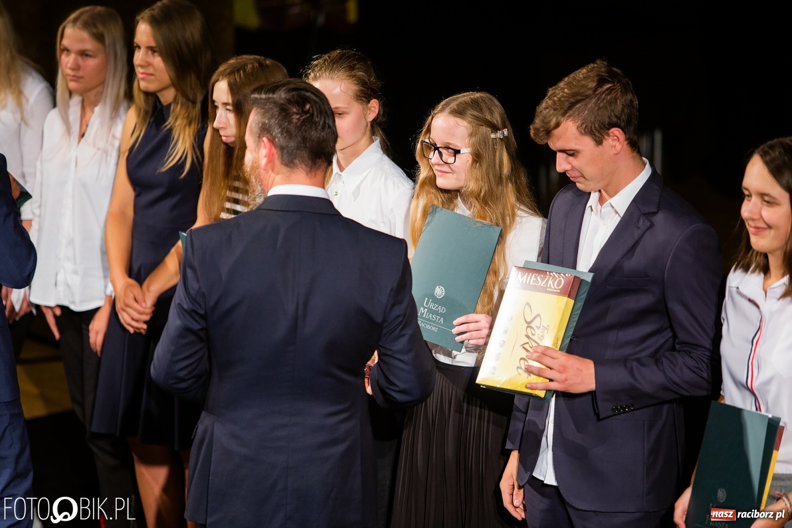 Zdjęcie w galerii na portalu naszraciborz.pl: Prymusi z Raciborza odebrali stypendia. Prezydent całował młode damy w dłoń [FOTO i WIDEO] wiadomości z regionu