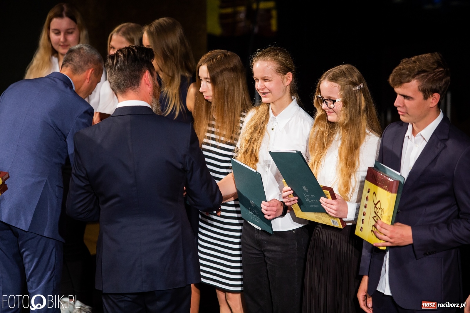 Zdjęcie w galerii na portalu naszraciborz.pl: Prymusi z Raciborza odebrali stypendia. Prezydent całował młode damy w dłoń [FOTO i WIDEO] wiadomości z regionu