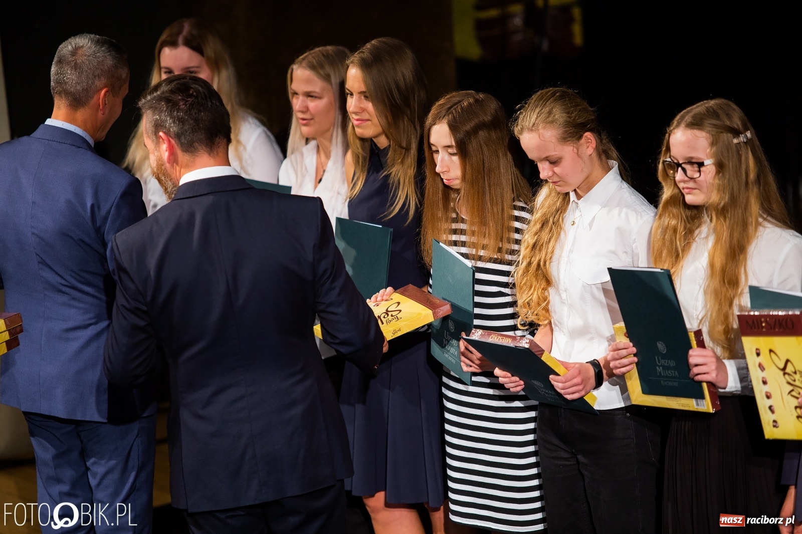 Zdjęcie w galerii na portalu naszraciborz.pl: Prymusi z Raciborza odebrali stypendia. Prezydent całował młode damy w dłoń [FOTO i WIDEO] wiadomości z regionu