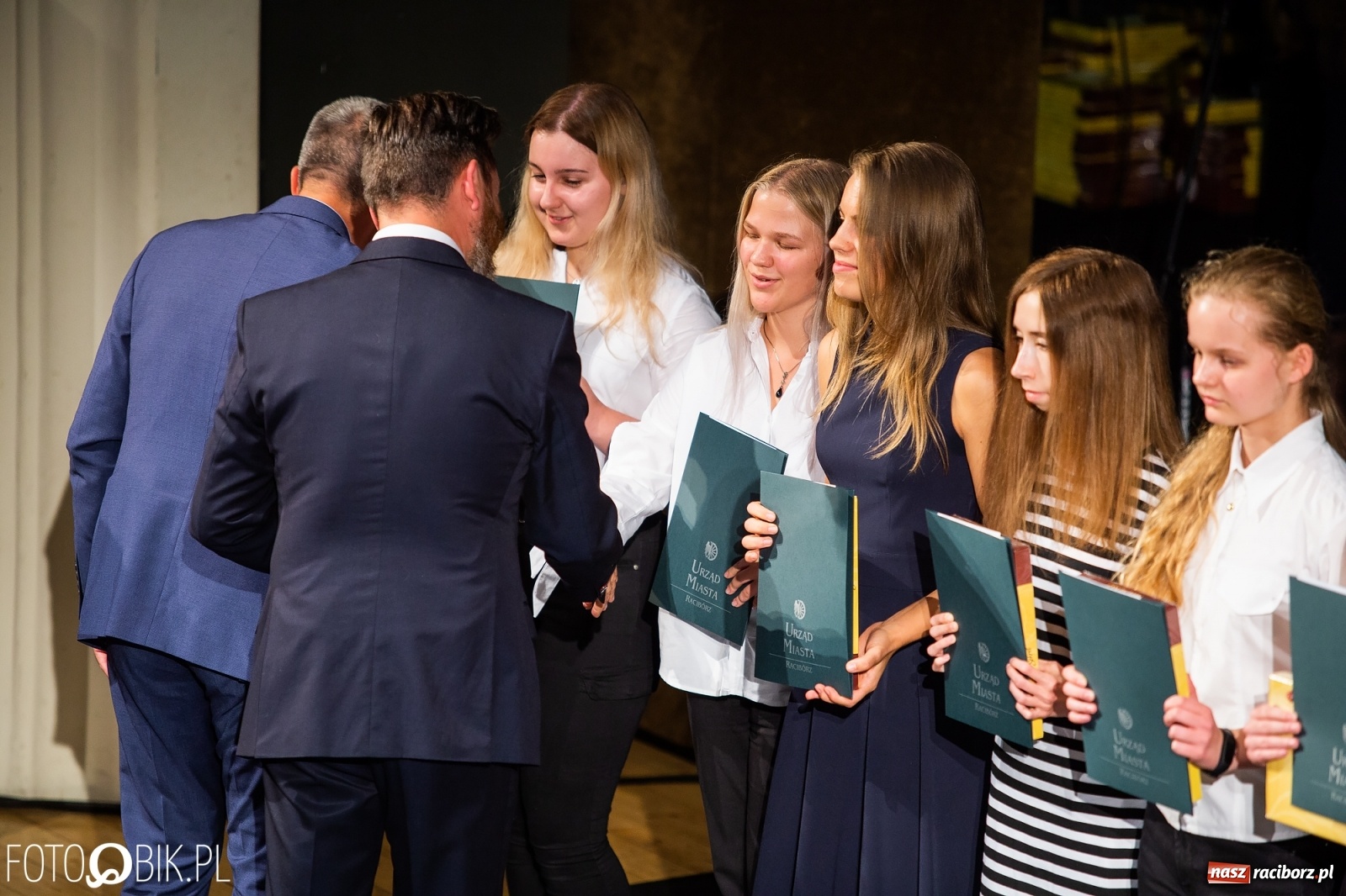 Zdjęcie w galerii na portalu naszraciborz.pl: Prymusi z Raciborza odebrali stypendia. Prezydent całował młode damy w dłoń [FOTO i WIDEO] wiadomości z regionu