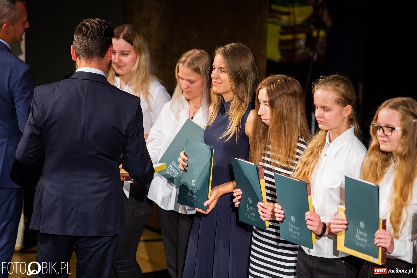 Zdjęcie w galerii na portalu naszraciborz.pl: Prymusi z Raciborza odebrali stypendia. Prezydent całował młode damy w dłoń [FOTO i WIDEO] wiadomości z regionu