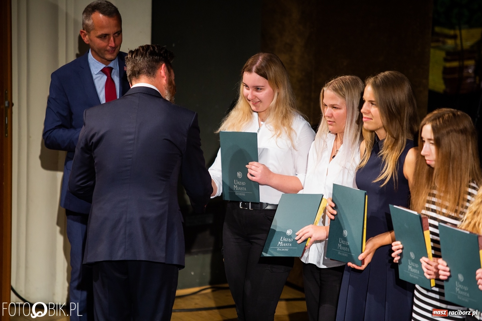 Zdjęcie w galerii na portalu naszraciborz.pl: Prymusi z Raciborza odebrali stypendia. Prezydent całował młode damy w dłoń [FOTO i WIDEO] wiadomości z regionu