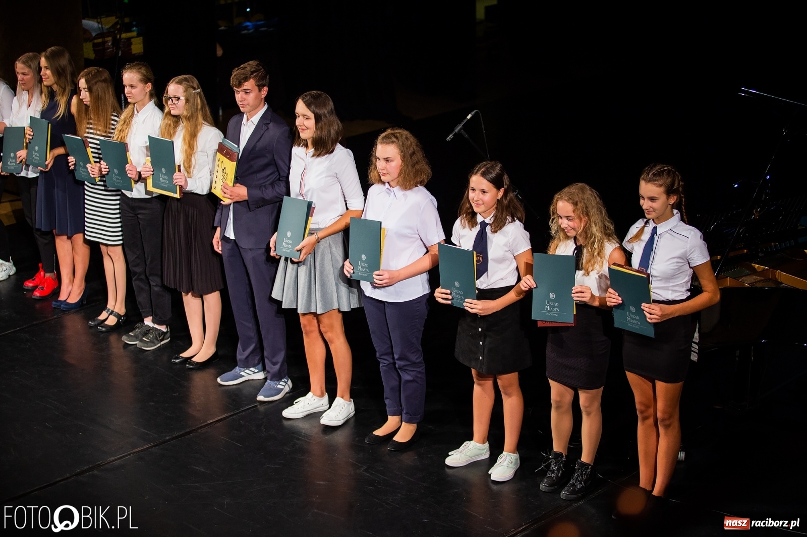 Zdjęcie w galerii na portalu naszraciborz.pl: Prymusi z Raciborza odebrali stypendia. Prezydent całował młode damy w dłoń [FOTO i WIDEO] wiadomości z regionu