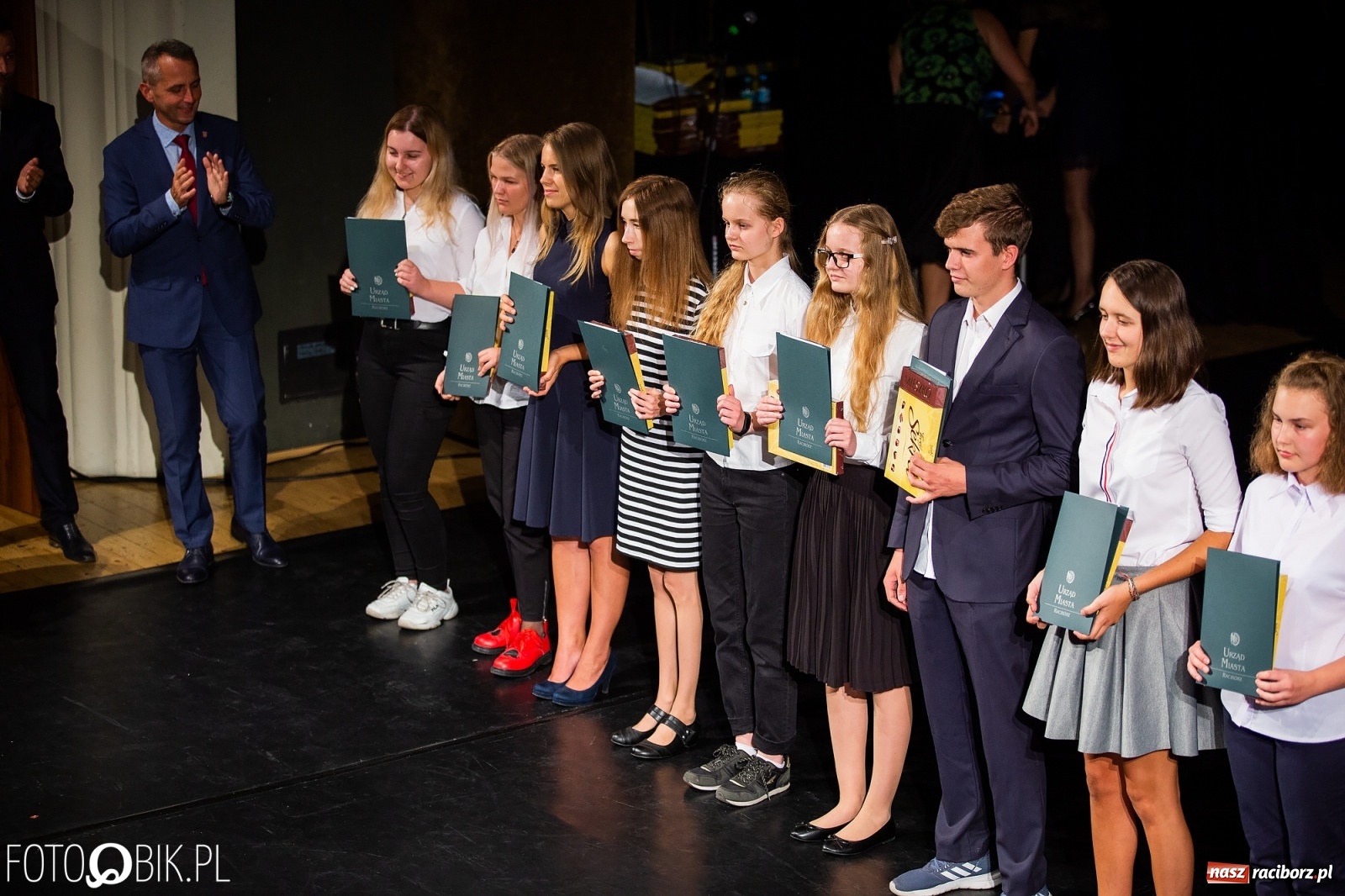 Zdjęcie w galerii na portalu naszraciborz.pl: Prymusi z Raciborza odebrali stypendia. Prezydent całował młode damy w dłoń [FOTO i WIDEO] wiadomości z regionu
