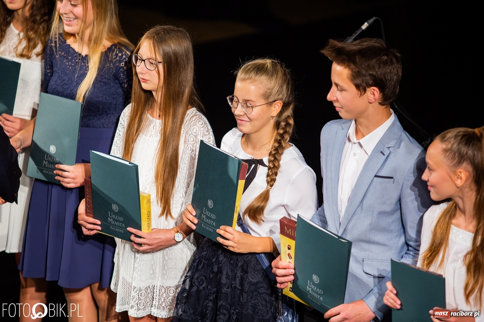 Zdjęcie w galerii na portalu naszraciborz.pl: Prymusi z Raciborza odebrali stypendia. Prezydent całował młode damy w dłoń [FOTO i WIDEO] wiadomości z regionu