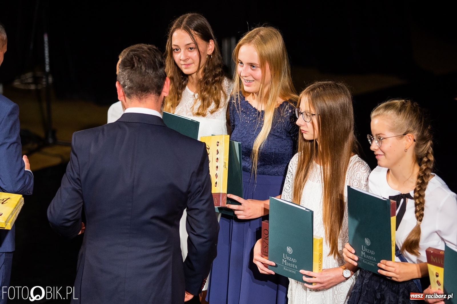Zdjęcie w galerii na portalu naszraciborz.pl: Prymusi z Raciborza odebrali stypendia. Prezydent całował młode damy w dłoń [FOTO i WIDEO] wiadomości z regionu