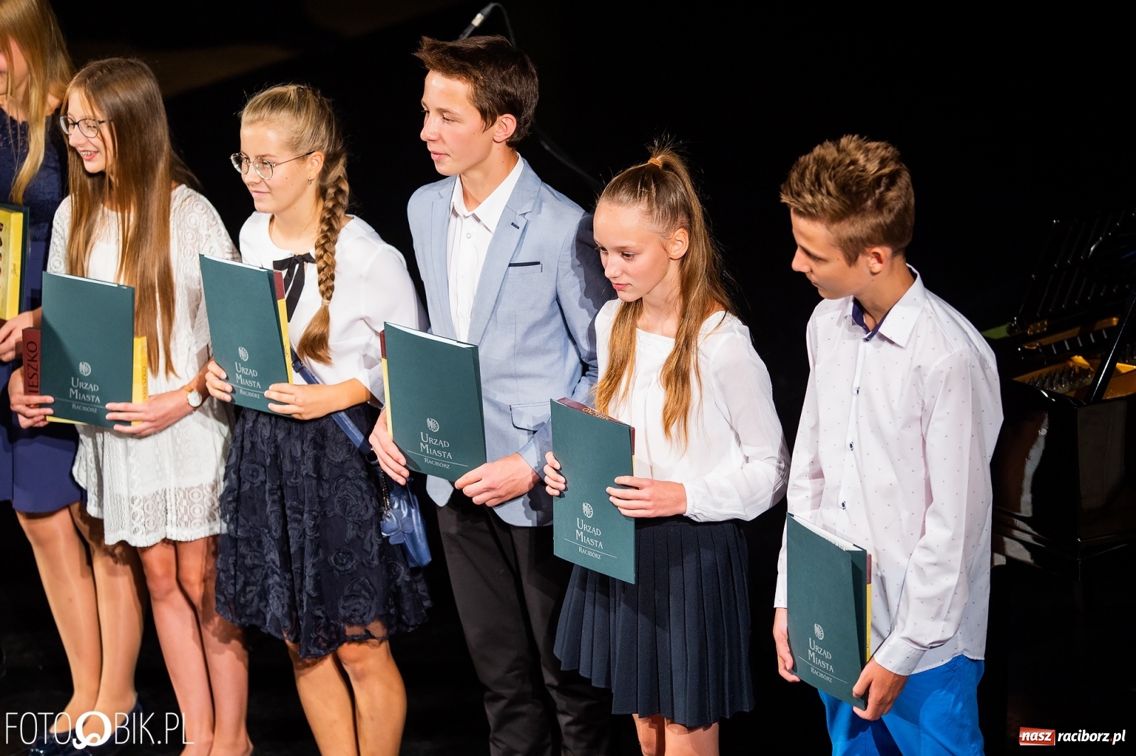 Zdjęcie w galerii na portalu naszraciborz.pl: Prymusi z Raciborza odebrali stypendia. Prezydent całował młode damy w dłoń [FOTO i WIDEO] wiadomości z regionu