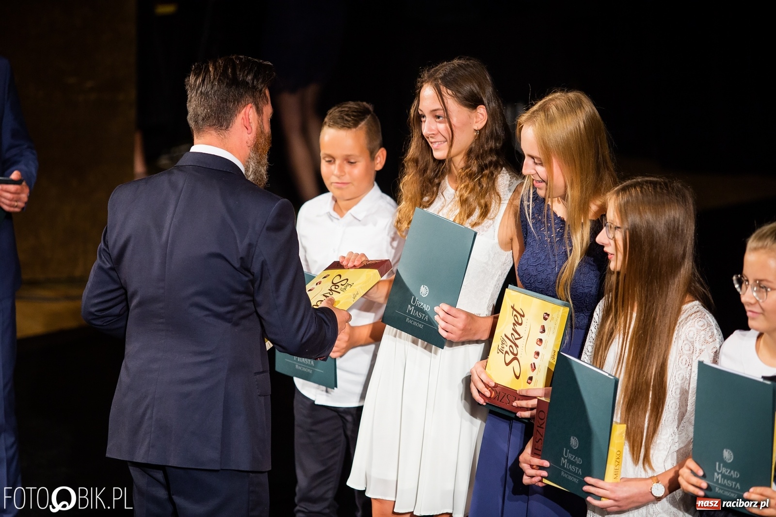 Zdjęcie w galerii na portalu naszraciborz.pl: Prymusi z Raciborza odebrali stypendia. Prezydent całował młode damy w dłoń [FOTO i WIDEO] wiadomości z regionu