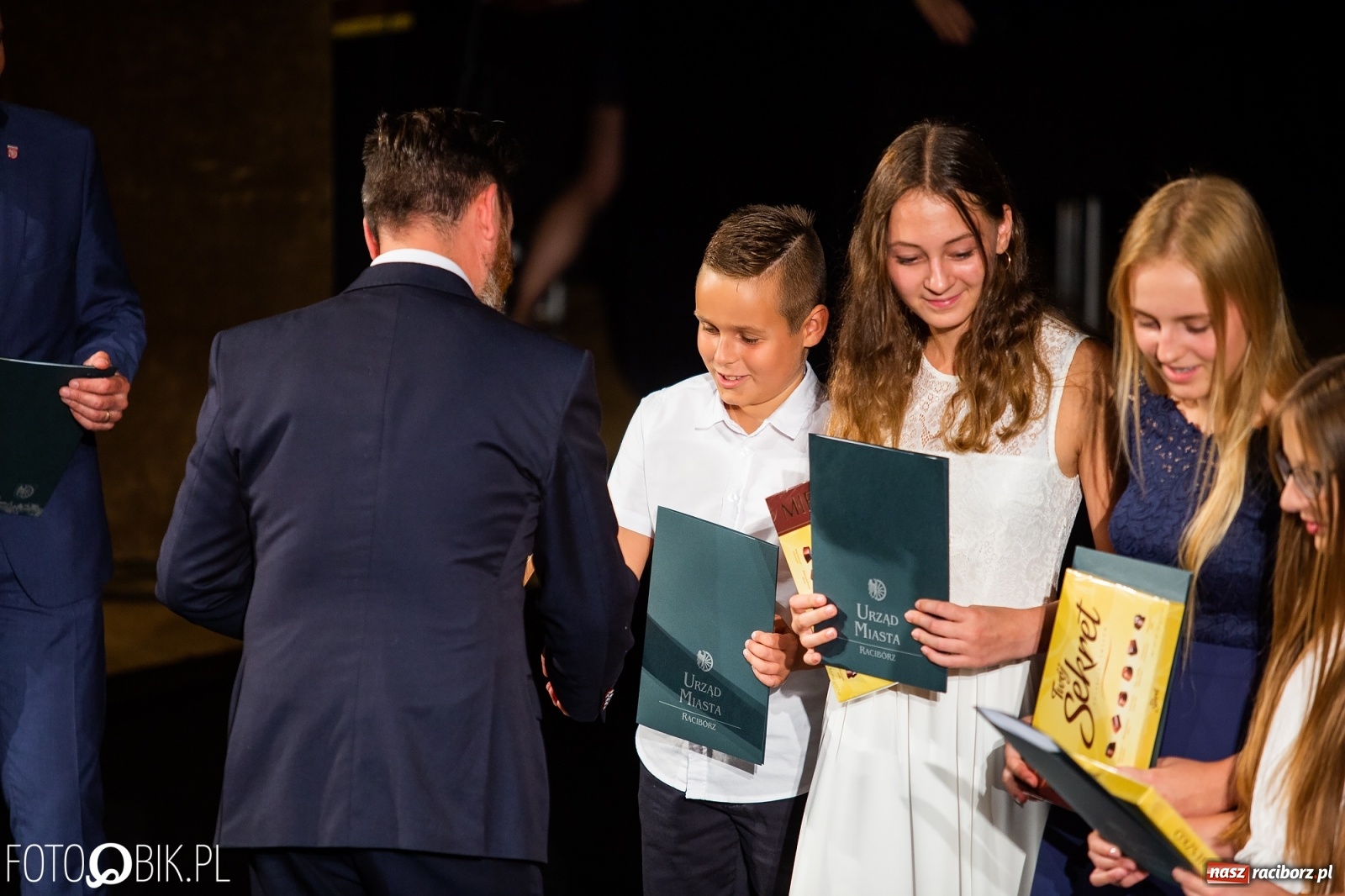 Zdjęcie w galerii na portalu naszraciborz.pl: Prymusi z Raciborza odebrali stypendia. Prezydent całował młode damy w dłoń [FOTO i WIDEO] wiadomości z regionu