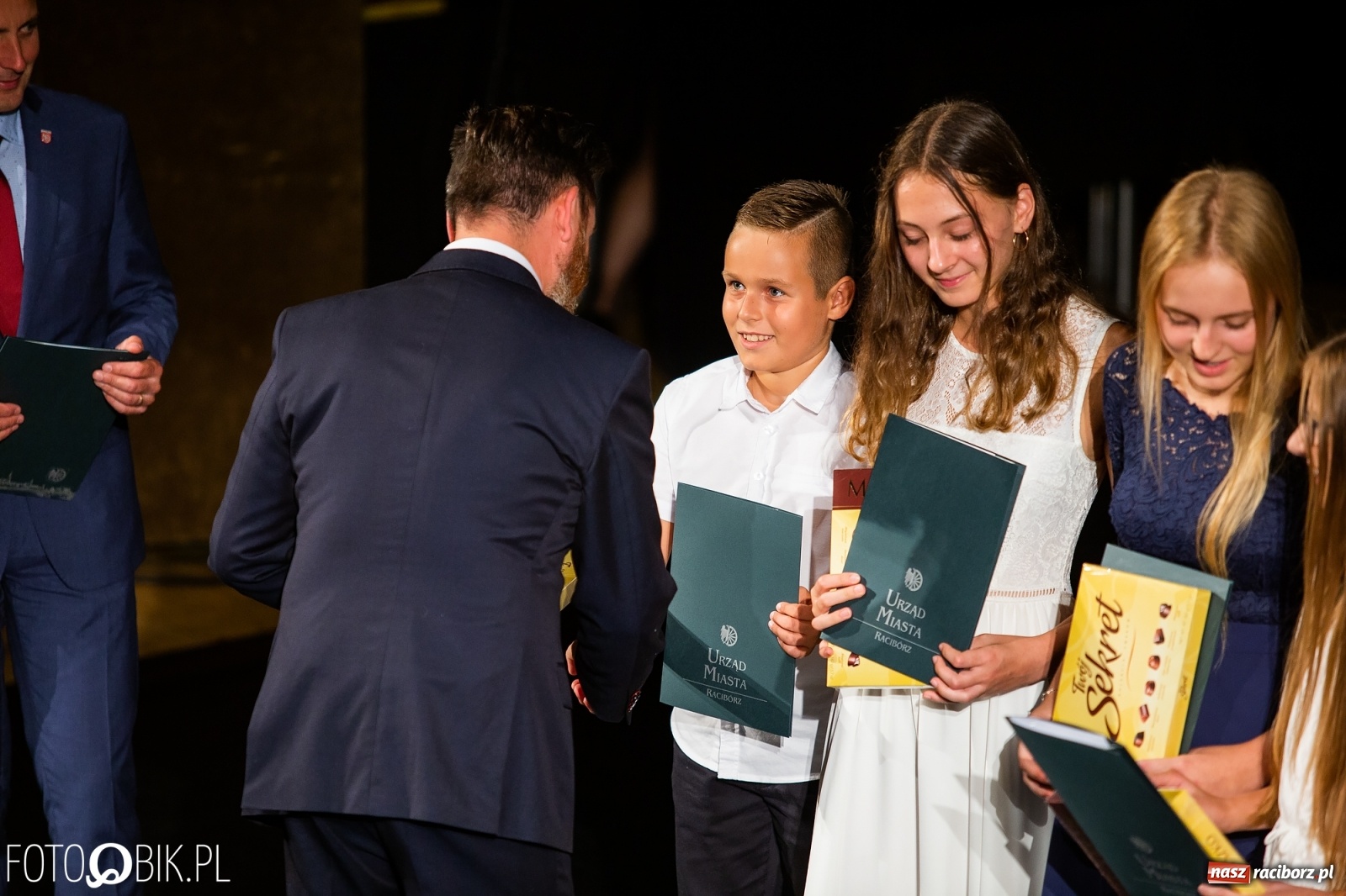 Zdjęcie w galerii na portalu naszraciborz.pl: Prymusi z Raciborza odebrali stypendia. Prezydent całował młode damy w dłoń [FOTO i WIDEO] wiadomości z regionu