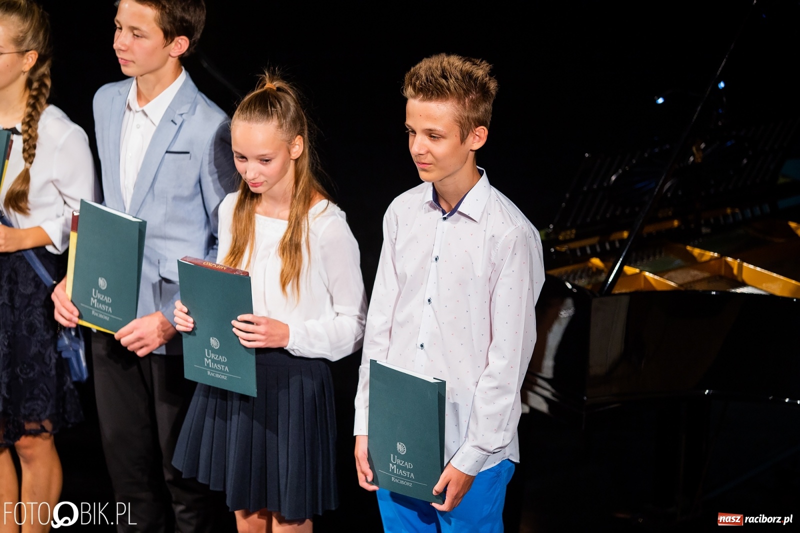 Zdjęcie w galerii na portalu naszraciborz.pl: Prymusi z Raciborza odebrali stypendia. Prezydent całował młode damy w dłoń [FOTO i WIDEO] wiadomości z regionu