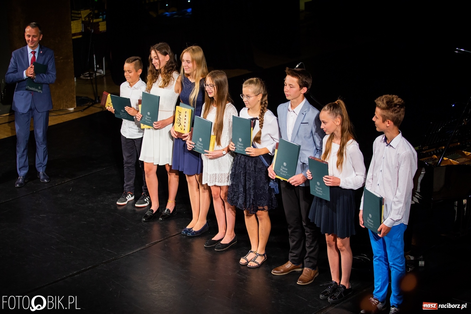 Zdjęcie w galerii na portalu naszraciborz.pl: Prymusi z Raciborza odebrali stypendia. Prezydent całował młode damy w dłoń [FOTO i WIDEO] wiadomości z regionu
