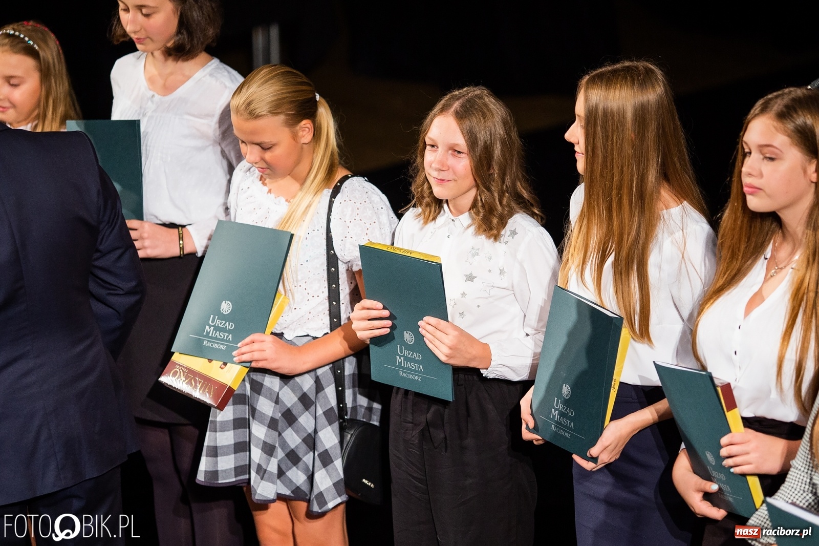 Zdjęcie w galerii na portalu naszraciborz.pl: Prymusi z Raciborza odebrali stypendia. Prezydent całował młode damy w dłoń [FOTO i WIDEO] wiadomości z regionu